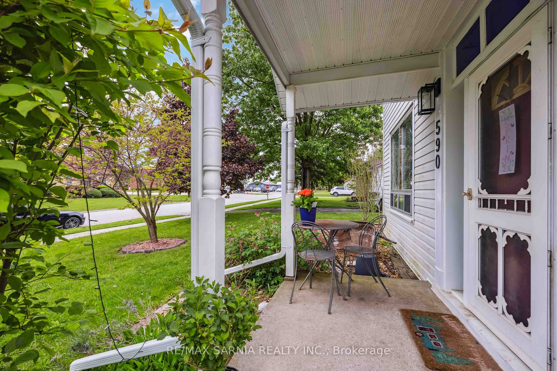 Photo 8 of 590 Simcoe Street, Warwick, Watford — HOMEH