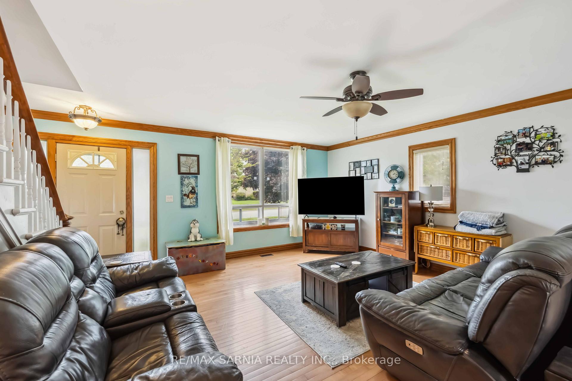 Photo 2 of 590 Simcoe Street, Warwick, Watford — HOMEH