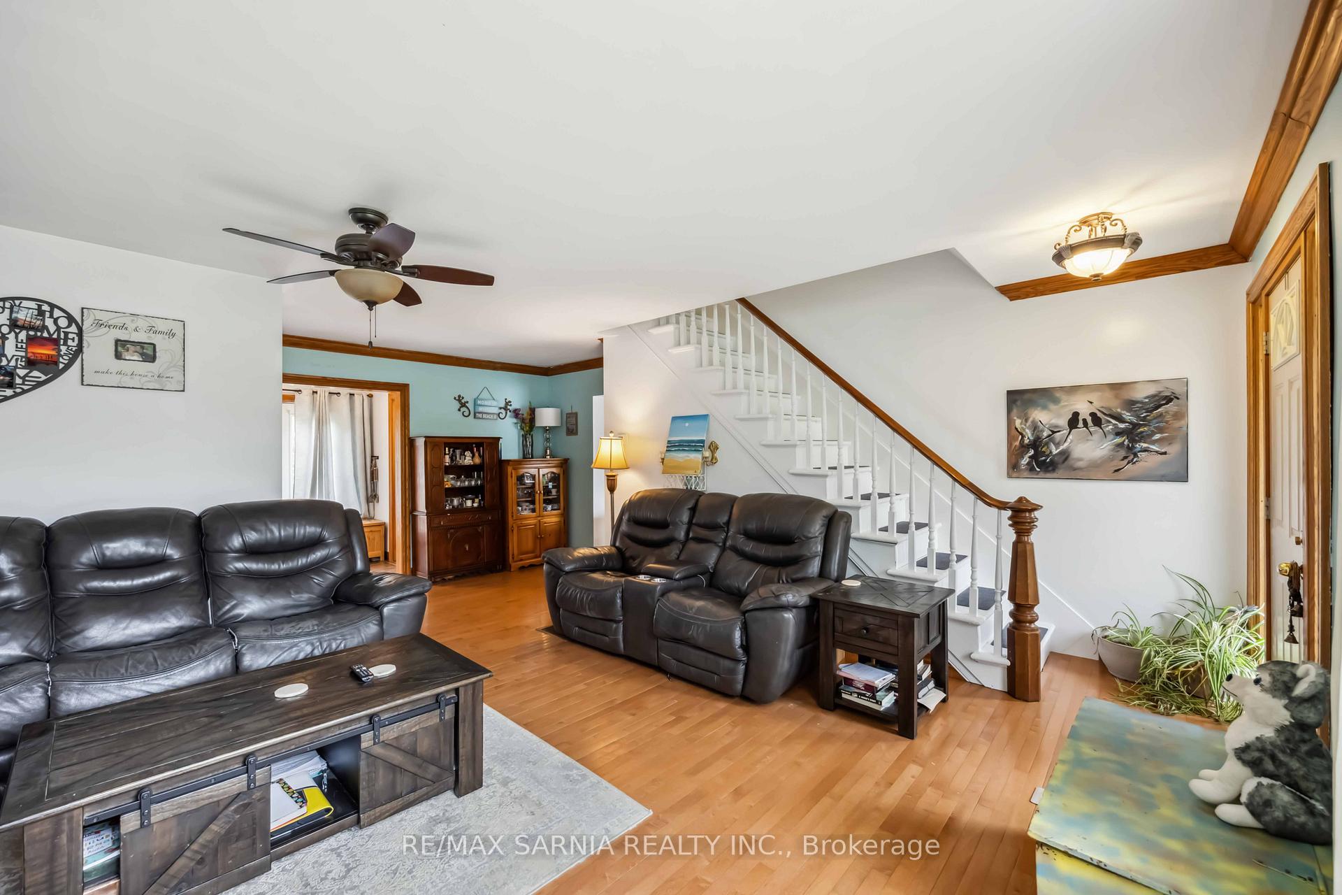 Photo 4 of 590 Simcoe Street, Warwick, Watford — HOMEH
