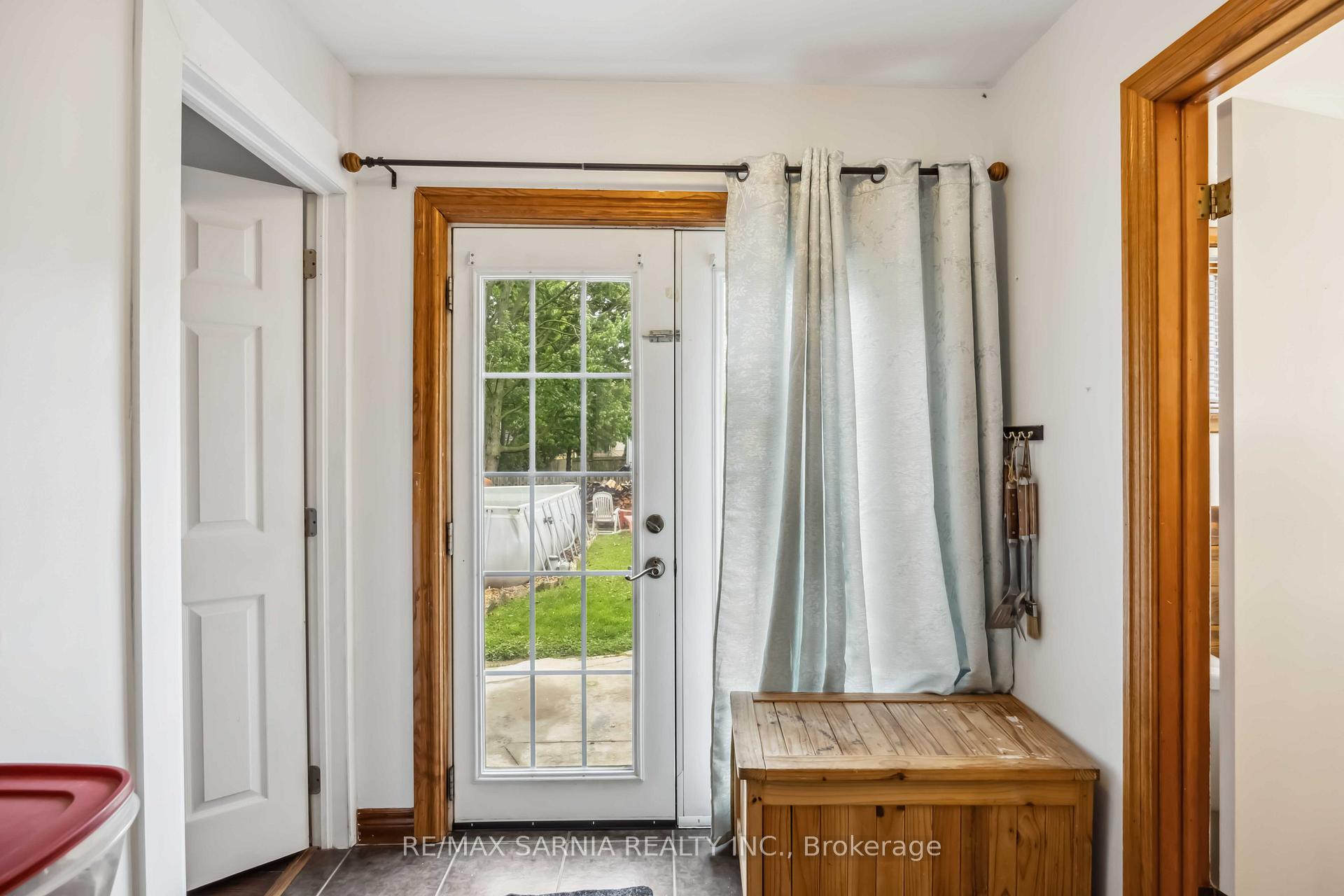 Photo 11 of 590 Simcoe Street, Warwick, Watford — HOMEH