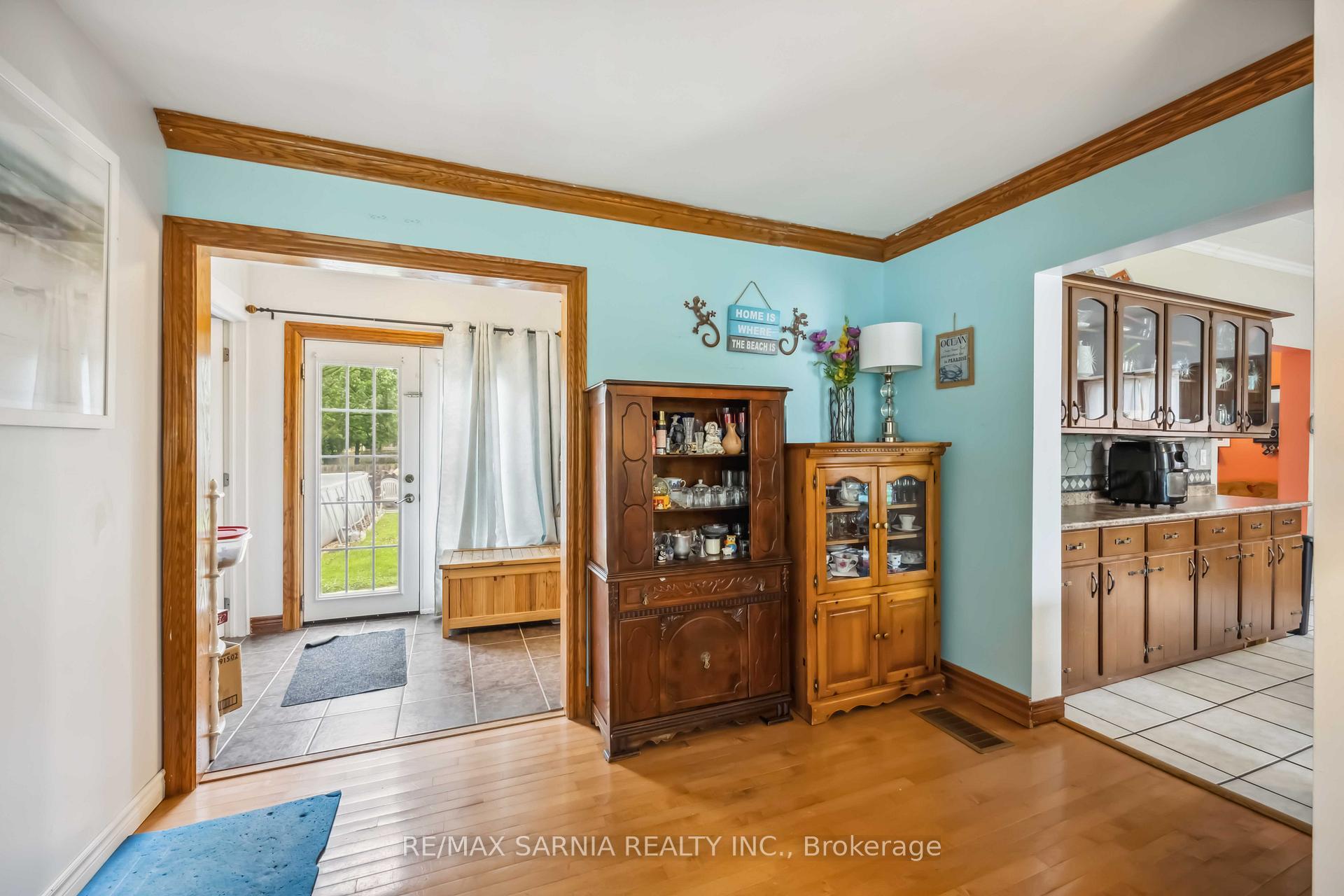 Photo 16 of 590 Simcoe Street, Warwick, Watford — HOMEH