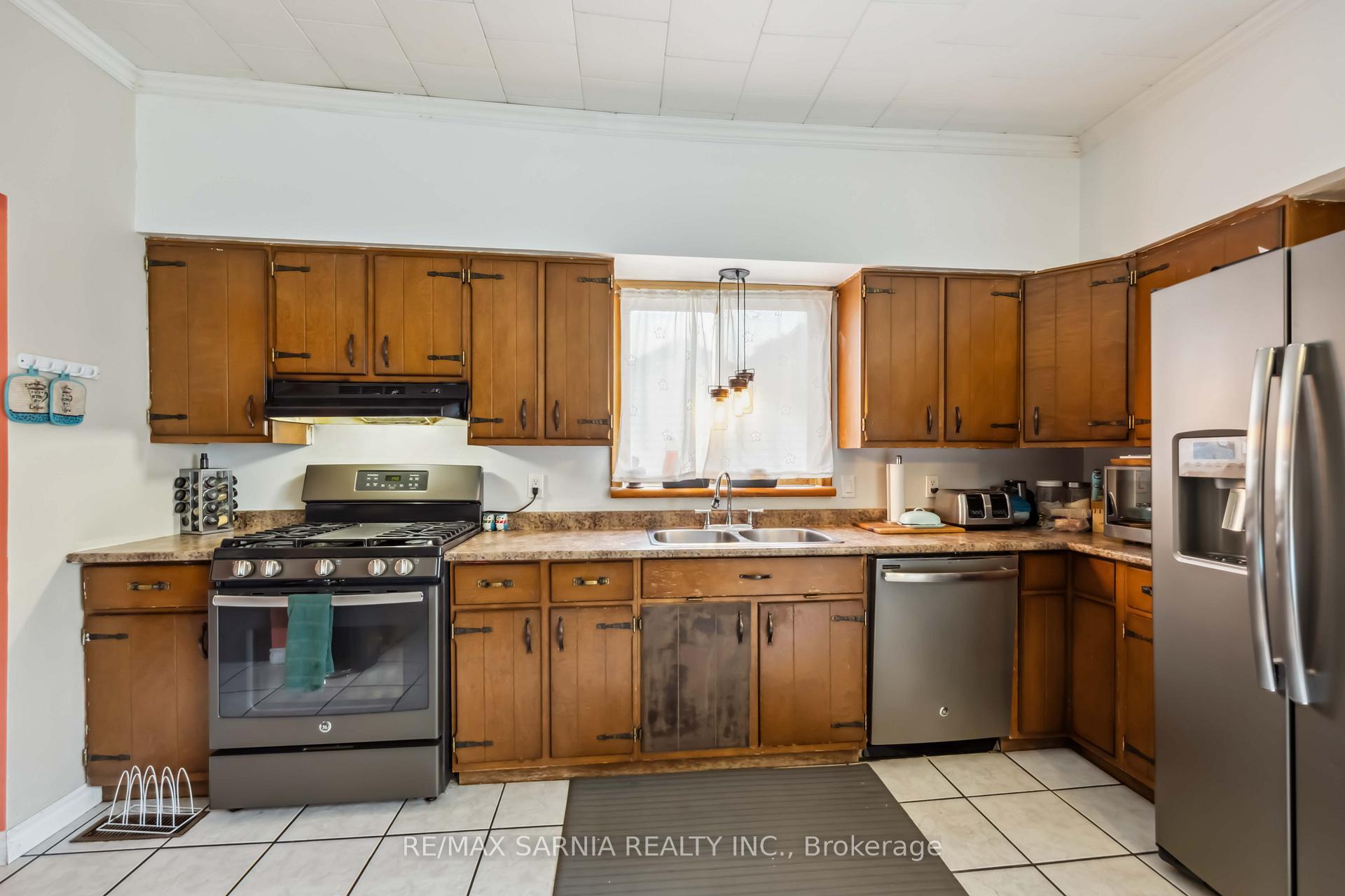 Photo 13 of 590 Simcoe Street, Warwick, Watford — HOMEH