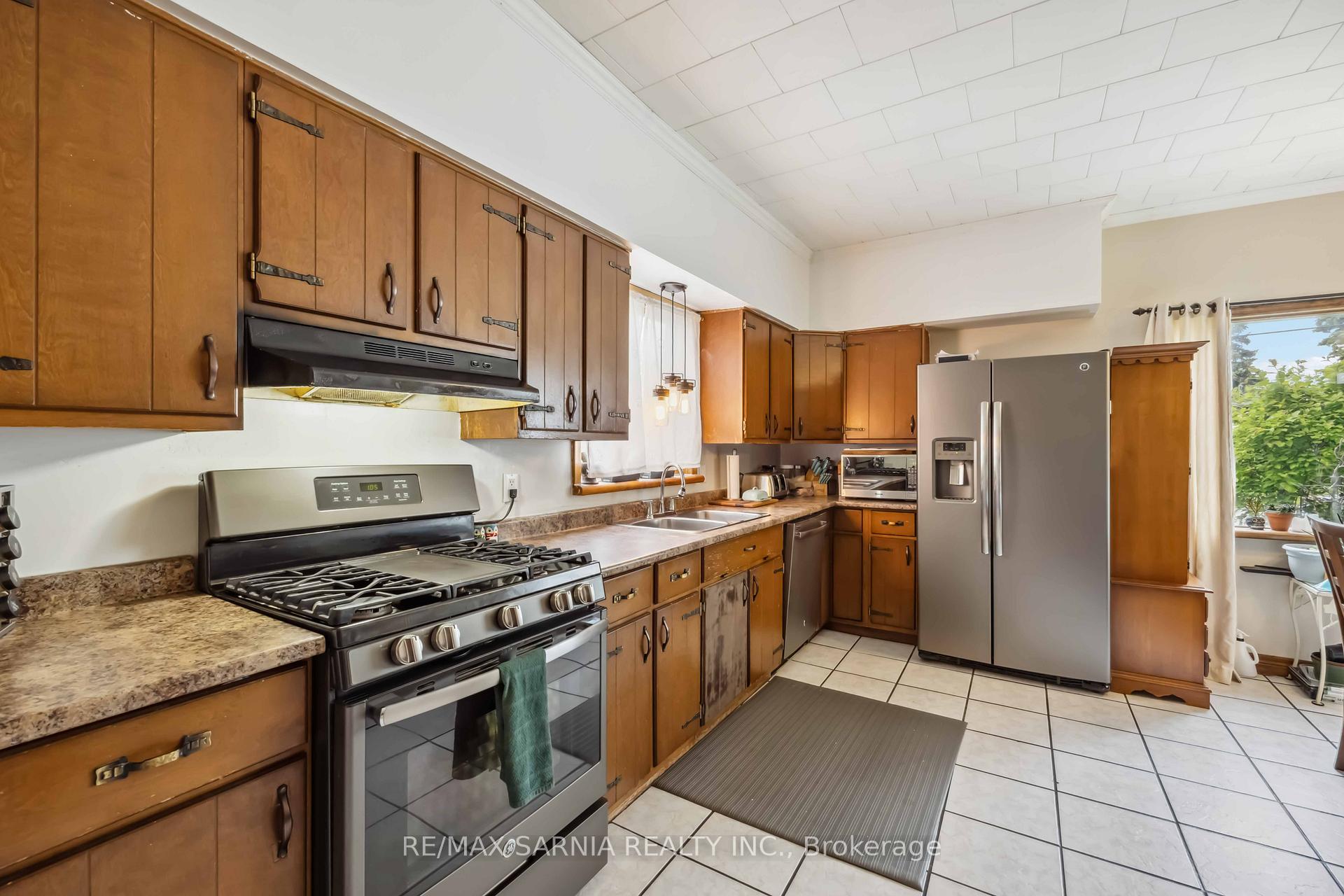 Photo 9 of 590 Simcoe Street, Warwick, Watford — HOMEH