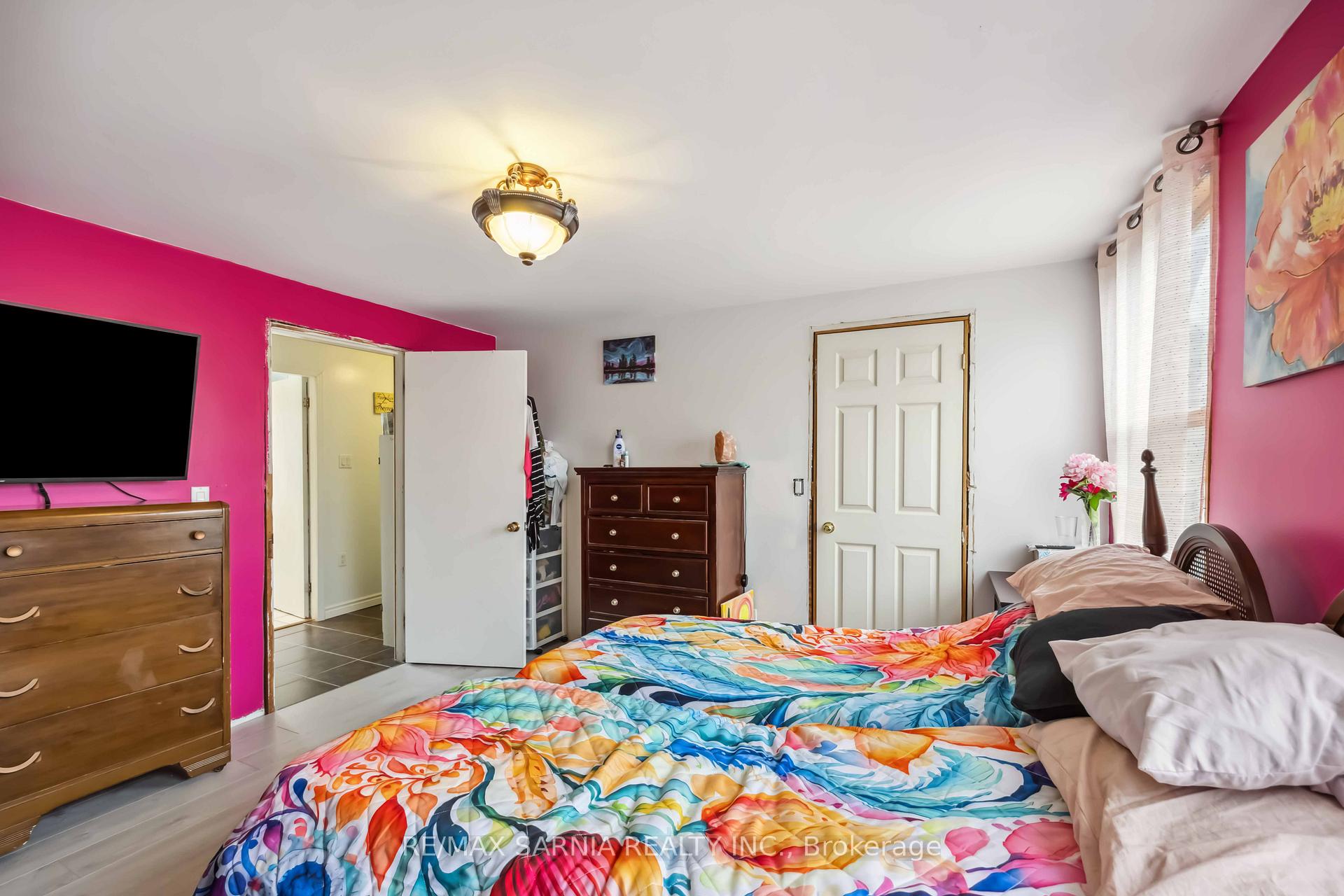 Photo 34 of 590 Simcoe Street, Warwick, Watford — HOMEH