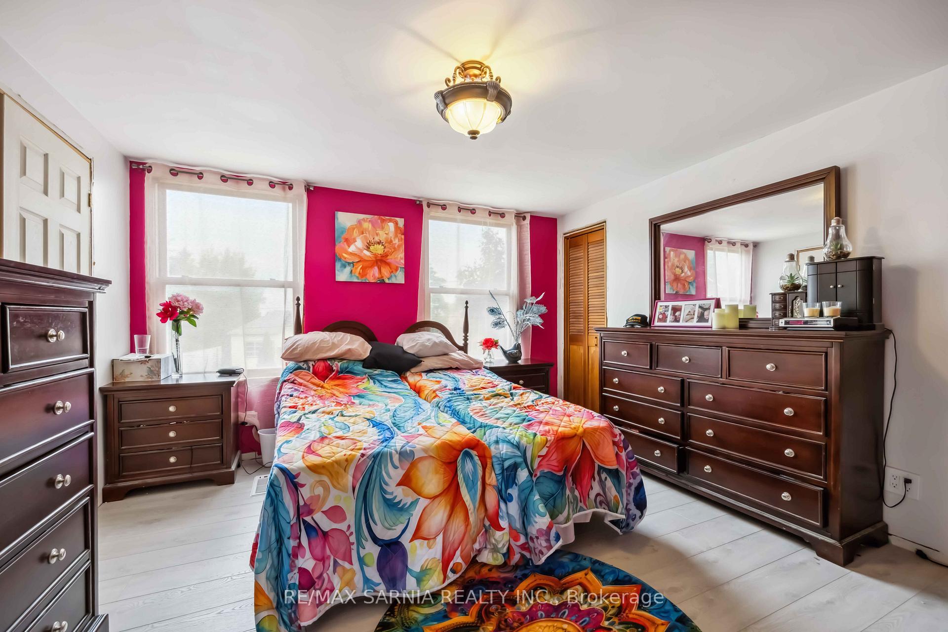 Photo 31 of 590 Simcoe Street, Warwick, Watford — HOMEH