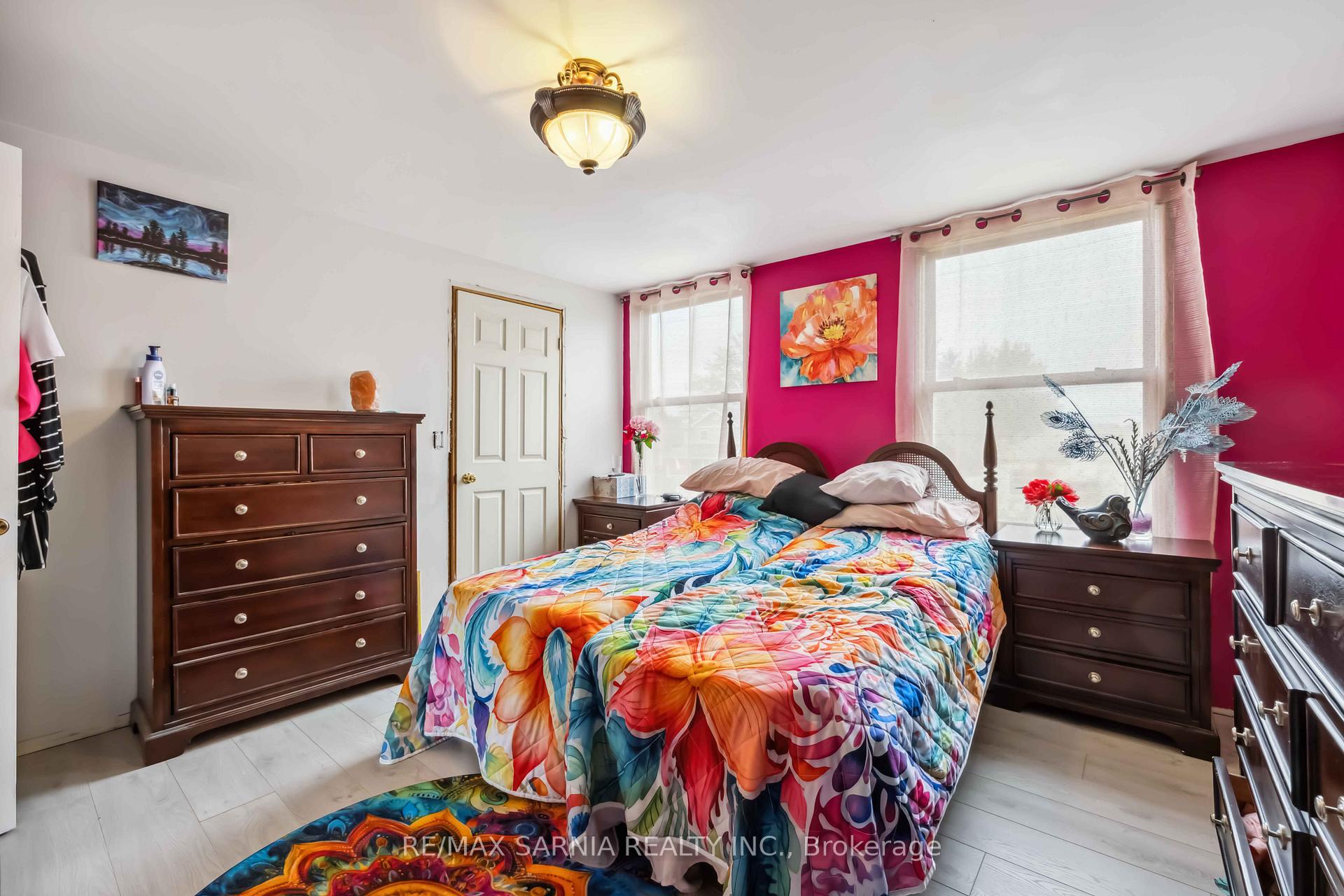Photo 10 of 590 Simcoe Street, Warwick, Watford — HOMEH