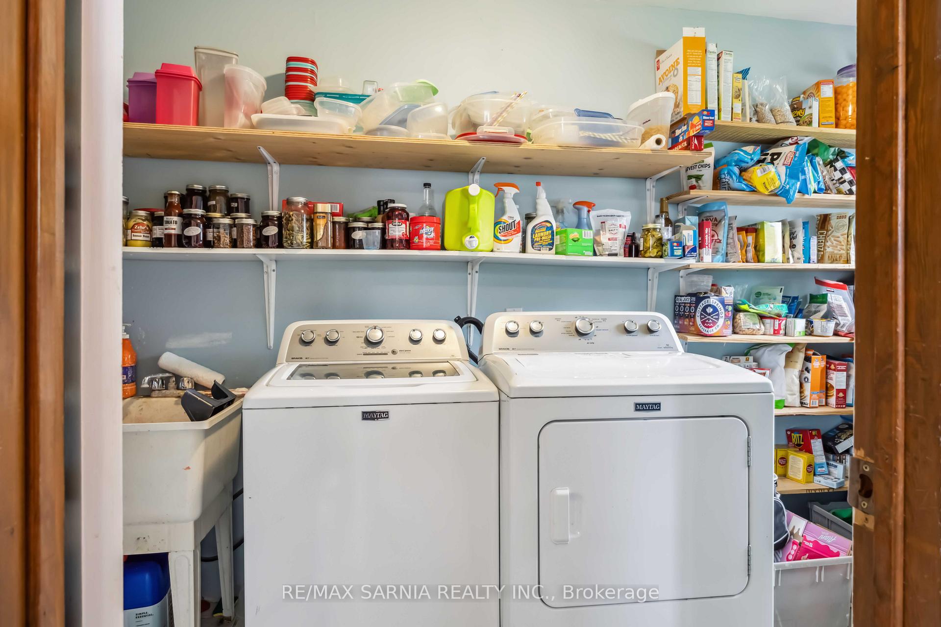 Photo 26 of 590 Simcoe Street, Warwick, Watford — HOMEH
