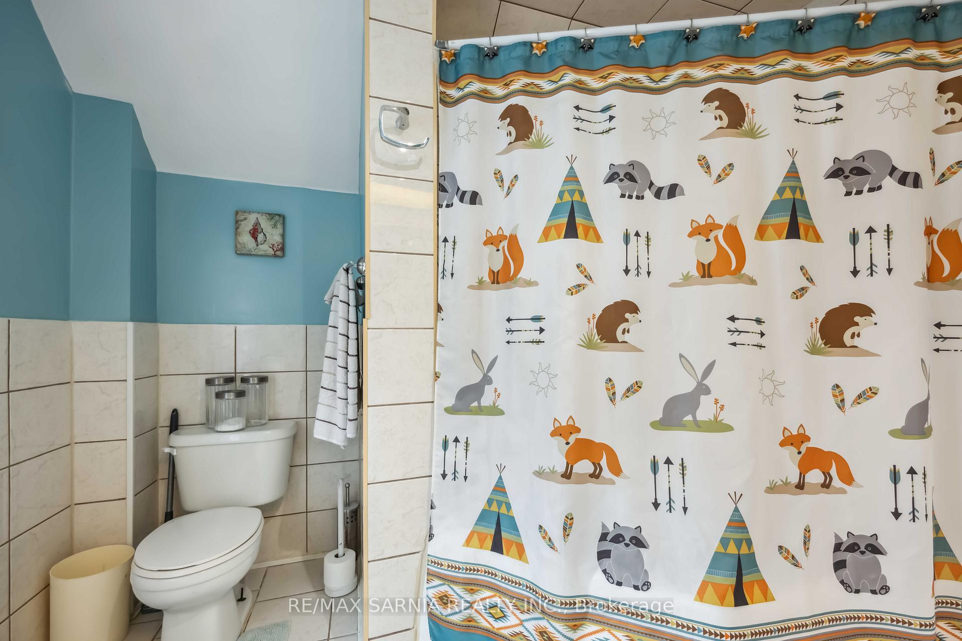 Photo 17 of 590 Simcoe Street, Warwick, Watford — HOMEH