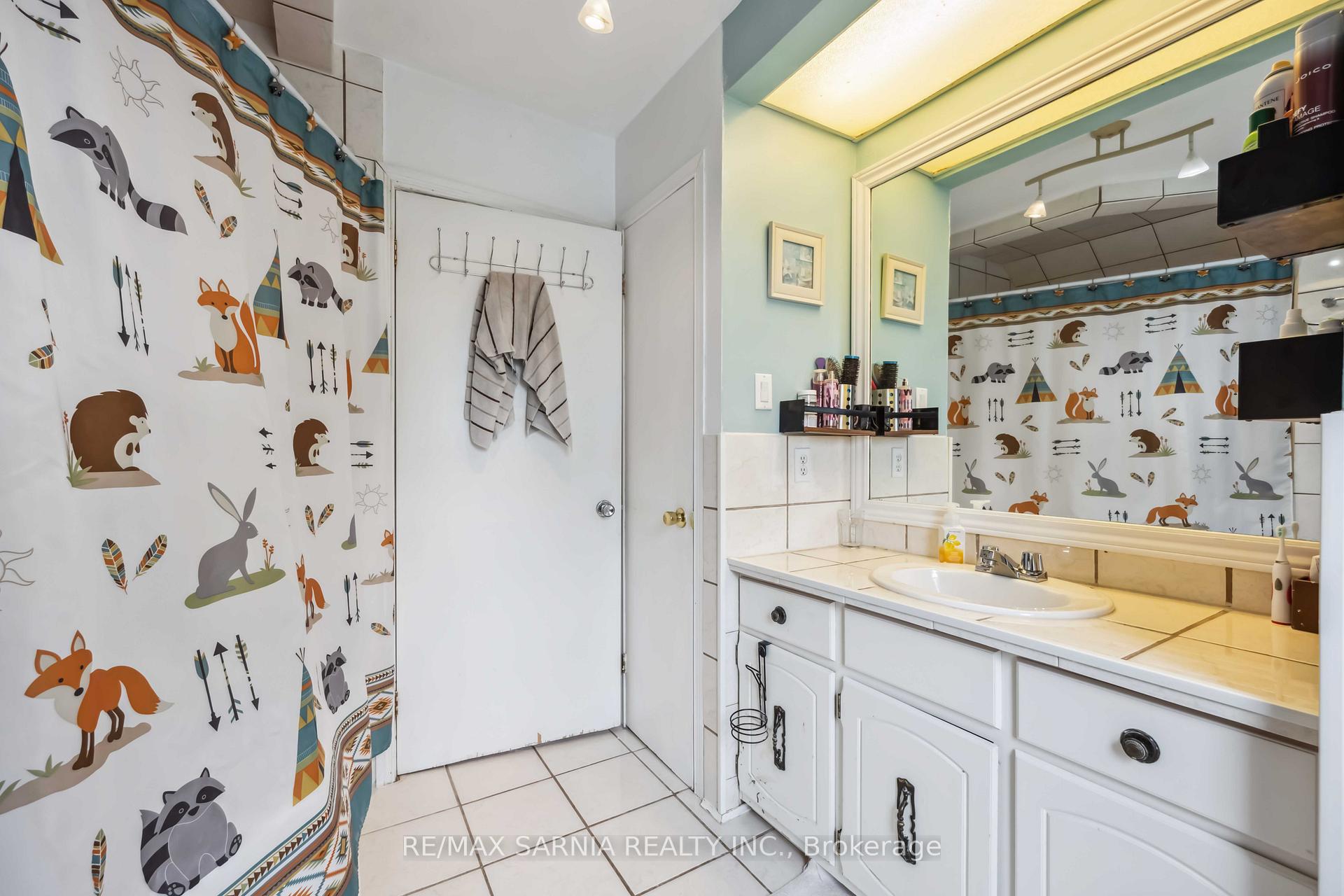 Photo 35 of 590 Simcoe Street, Warwick, Watford — HOMEH