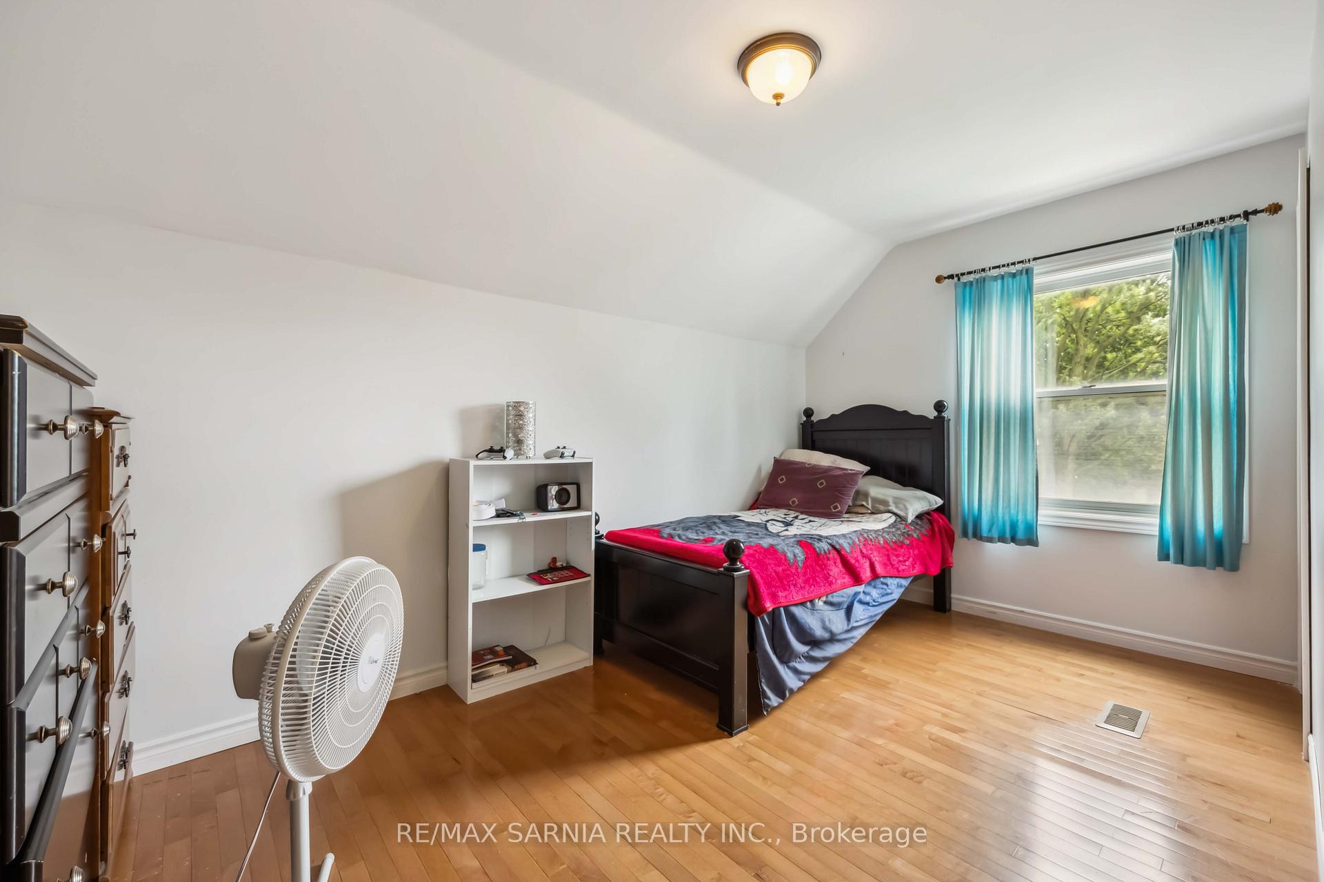 Photo 3 of 590 Simcoe Street, Warwick, Watford — HOMEH
