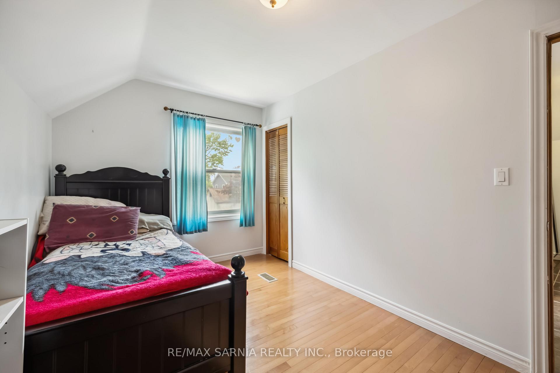 Photo 19 of 590 Simcoe Street, Warwick, Watford — HOMEH