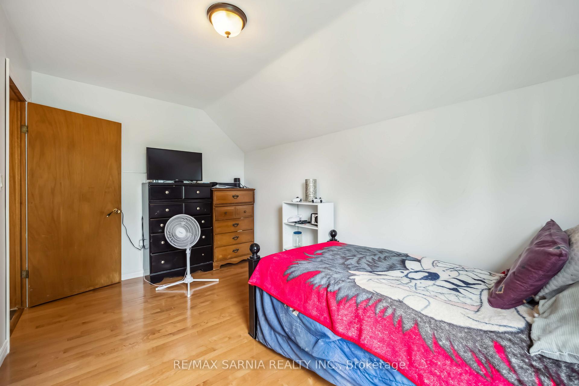Photo 32 of 590 Simcoe Street, Warwick, Watford — HOMEH