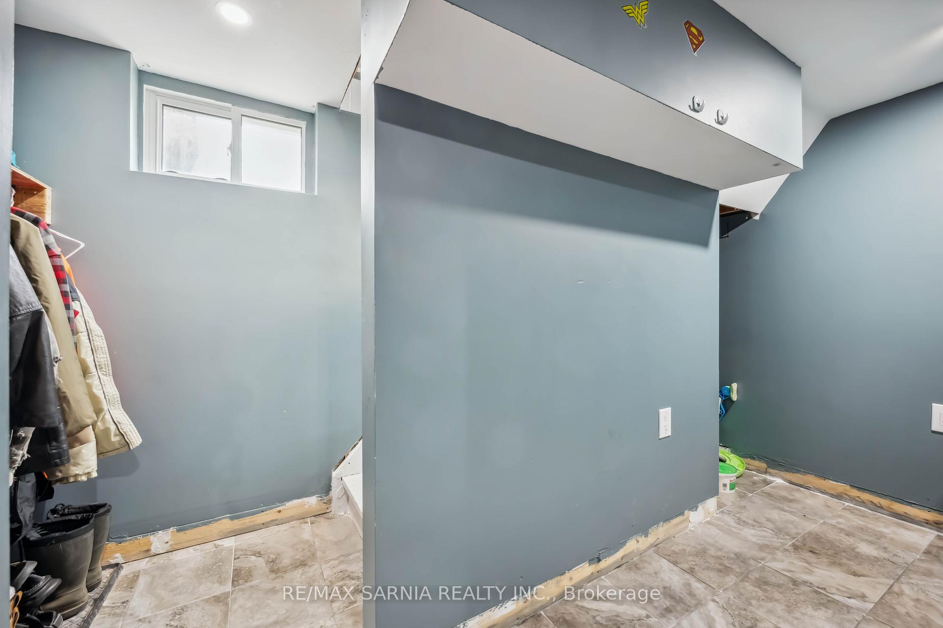 Photo 5 of 590 Simcoe Street, Warwick, Watford — HOMEH