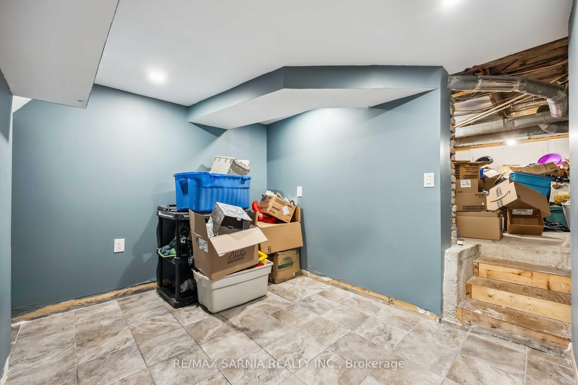 Photo 12 of 590 Simcoe Street, Warwick, Watford — HOMEH