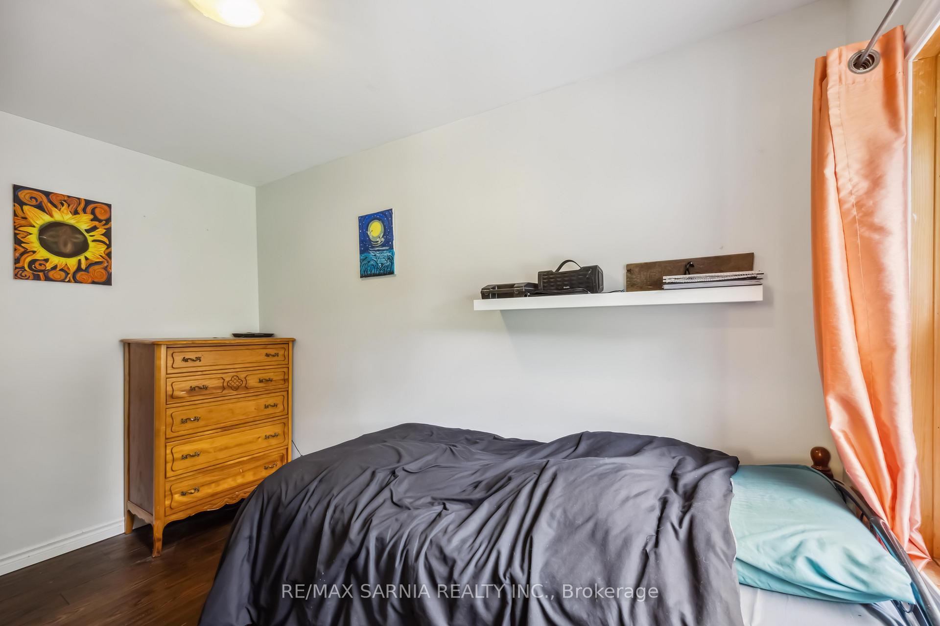 Photo 33 of 590 Simcoe Street, Warwick, Watford — HOMEH