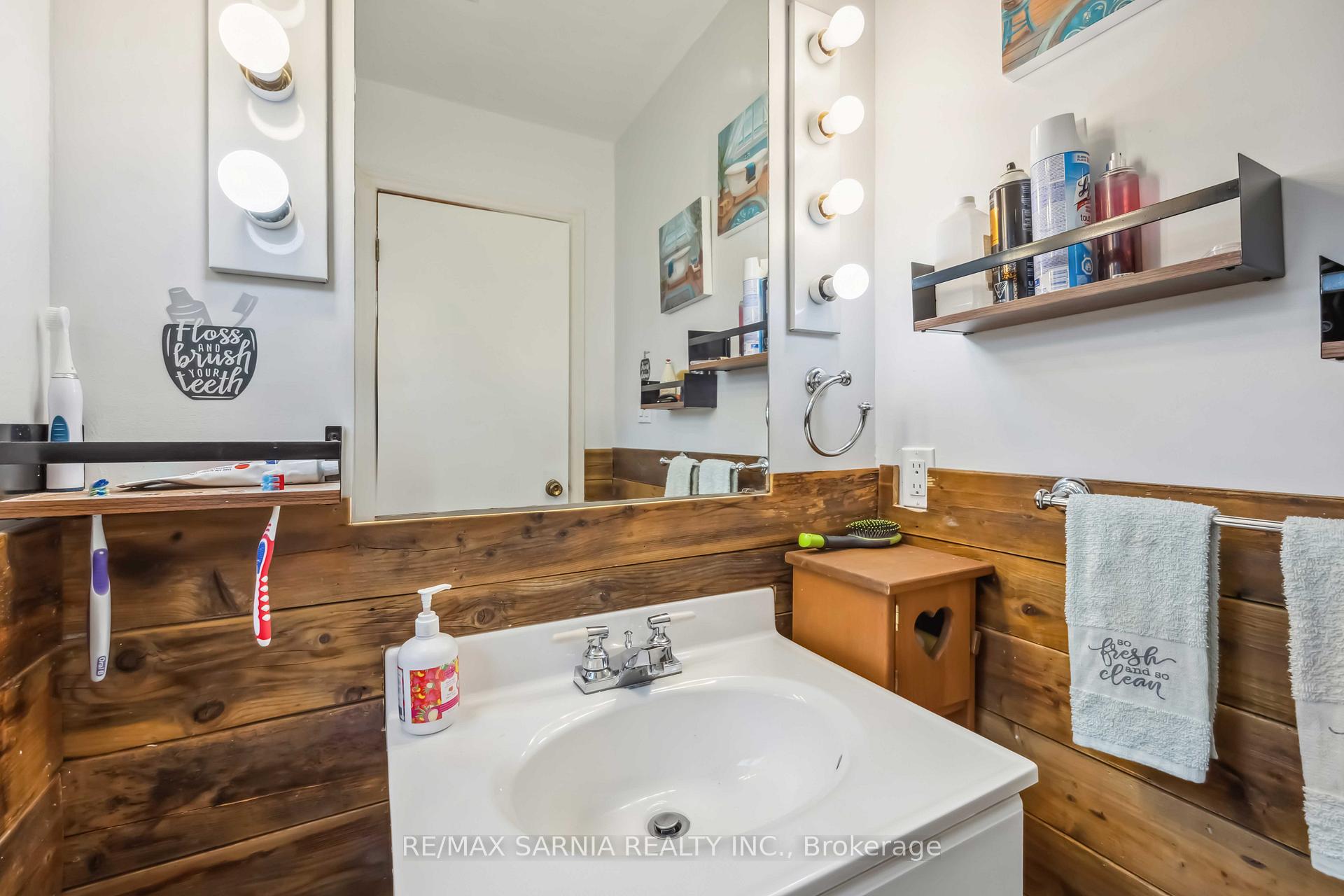 Photo 14 of 590 Simcoe Street, Warwick, Watford — HOMEH