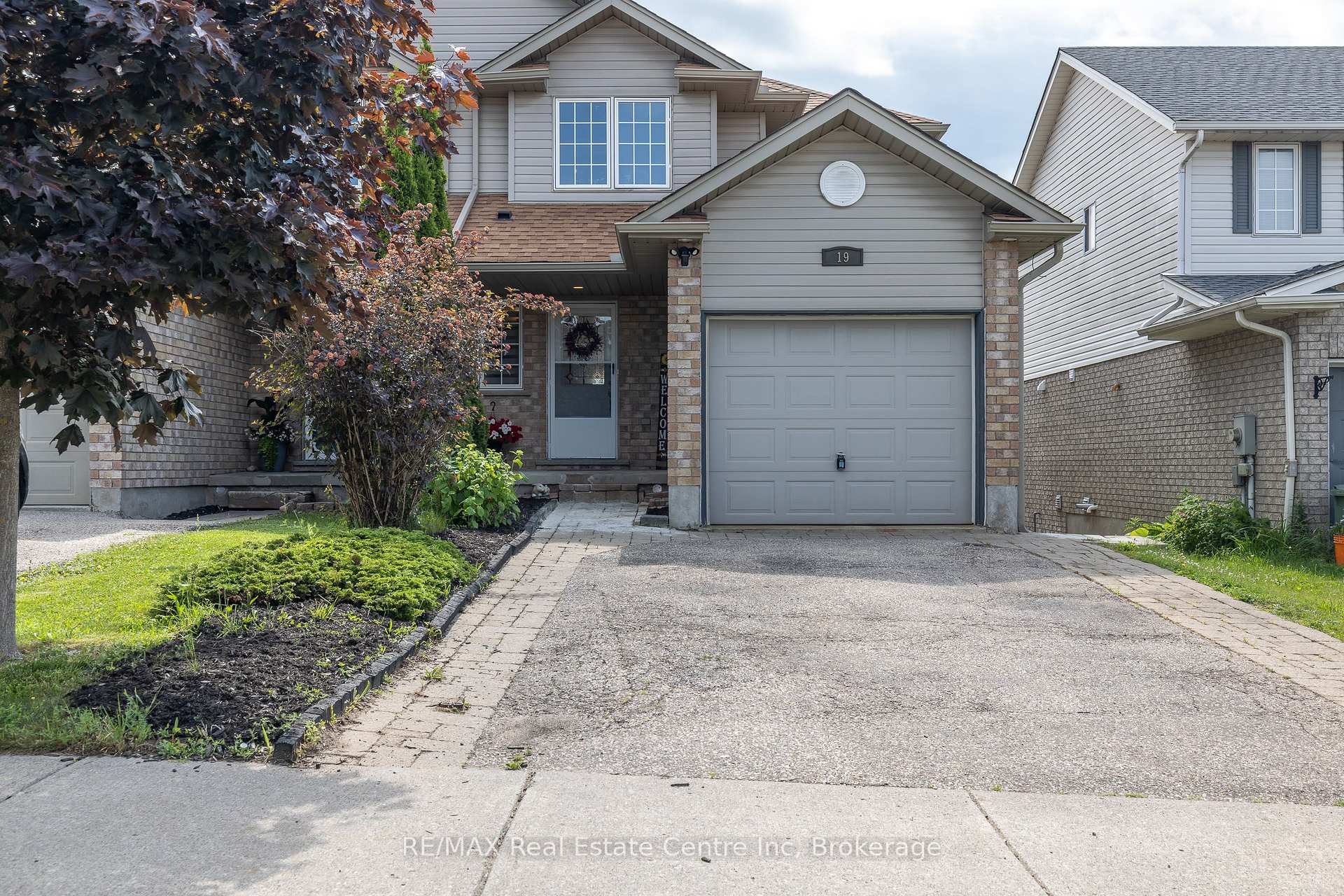 Front of 19 Sandcreek Lane