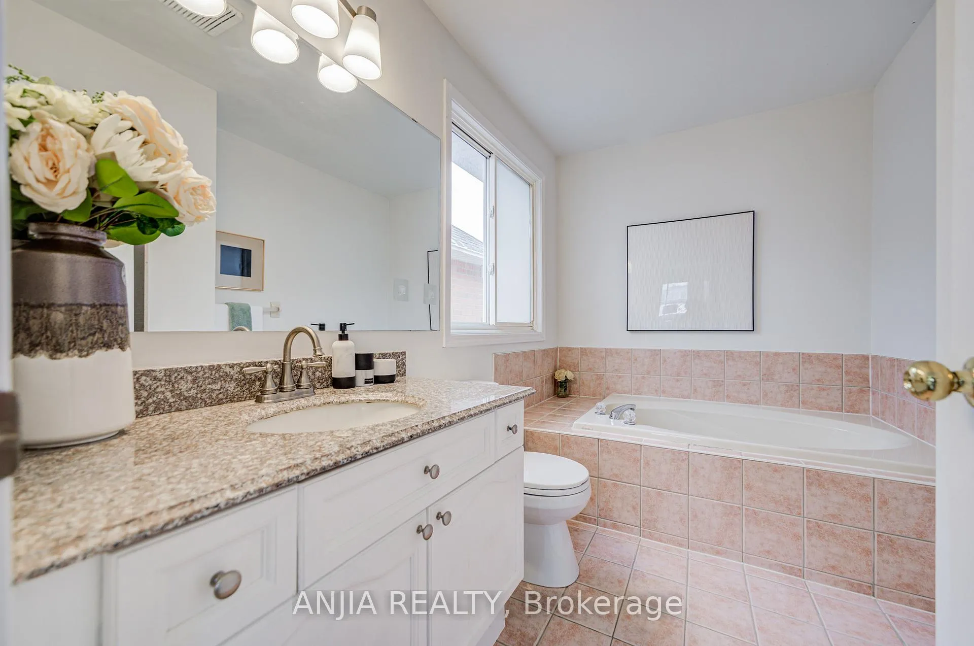 Photo 17 of 14 Castlemore Avenue, Markham, Berczy — HOMEH
