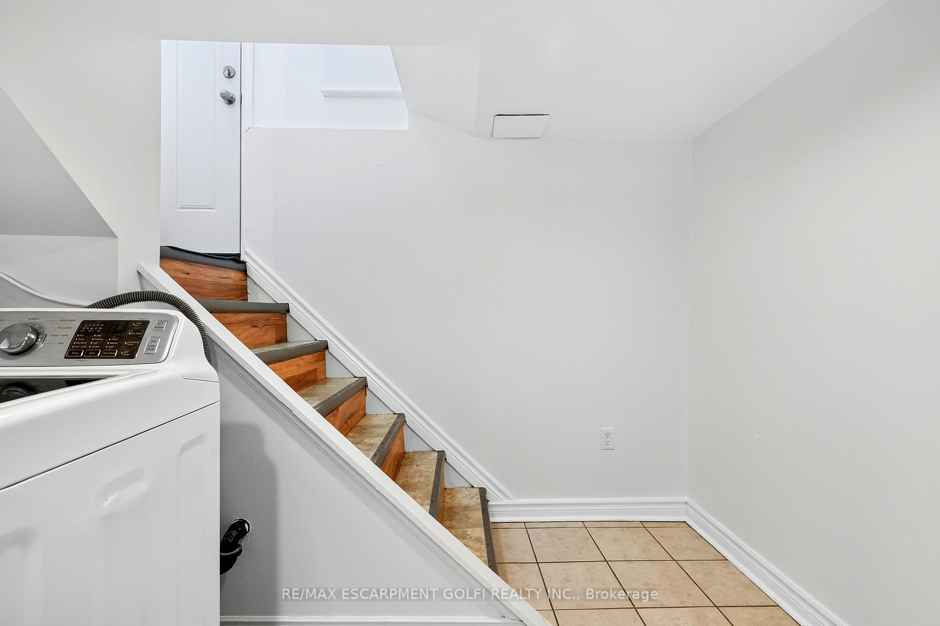 Photo 2 of 17 West 3RD Street, Hamilton, Southam — HOMEH