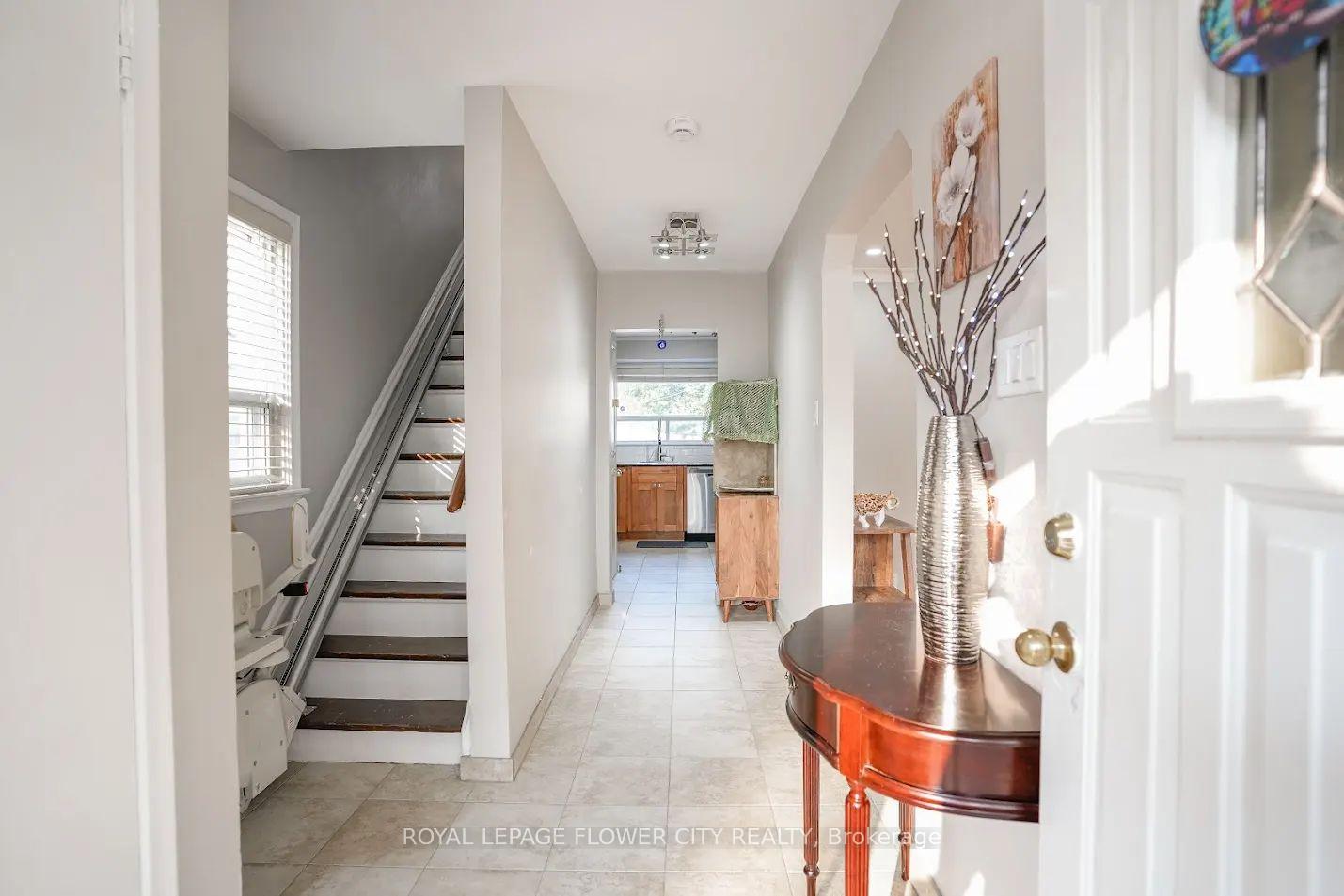 Photo 11 of 278 Elmhurst Drive, Etobicoke, Rexdale-Kipling — HOMEH