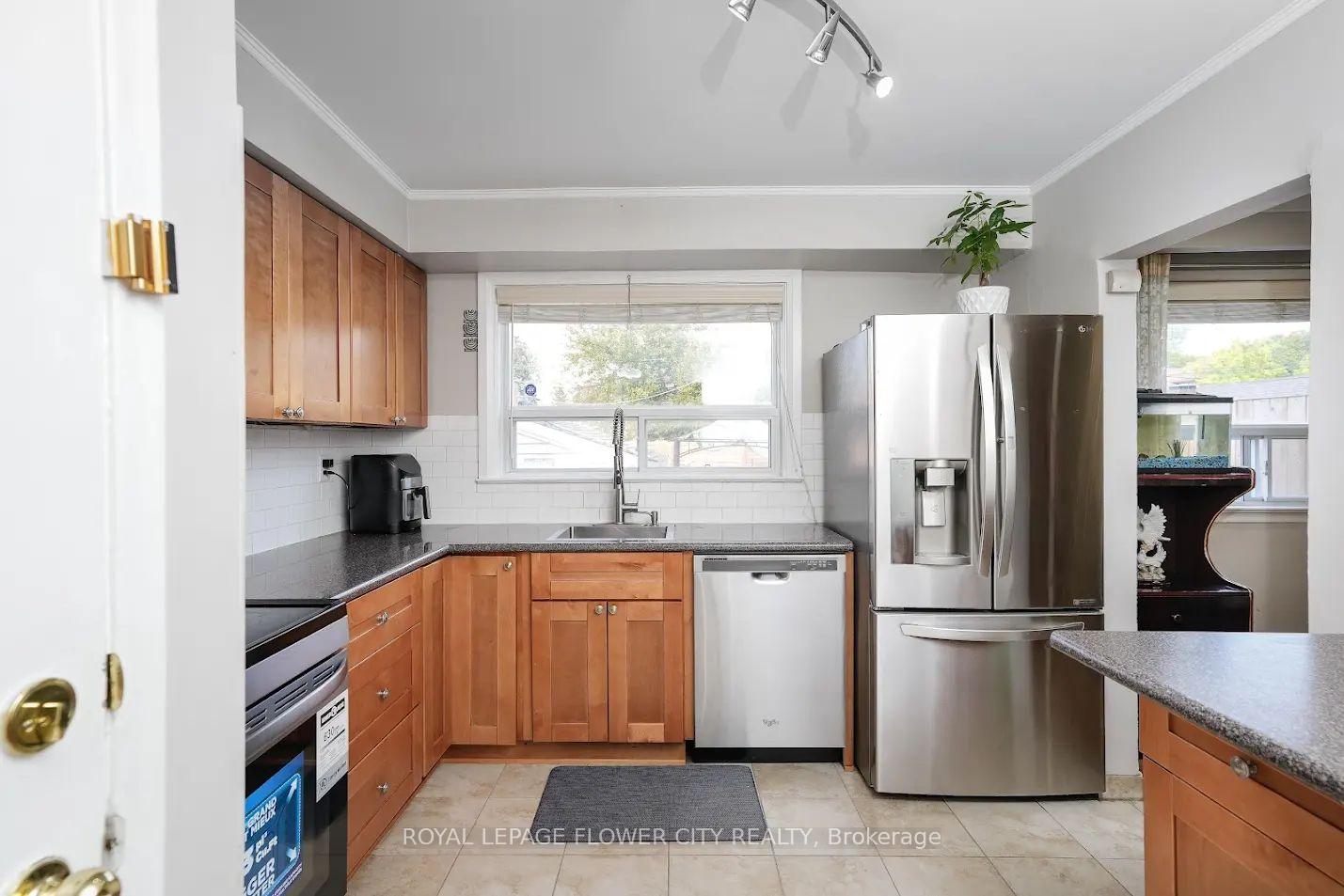 Photo 3 of 278 Elmhurst Drive, Etobicoke, Rexdale-Kipling — HOMEH
