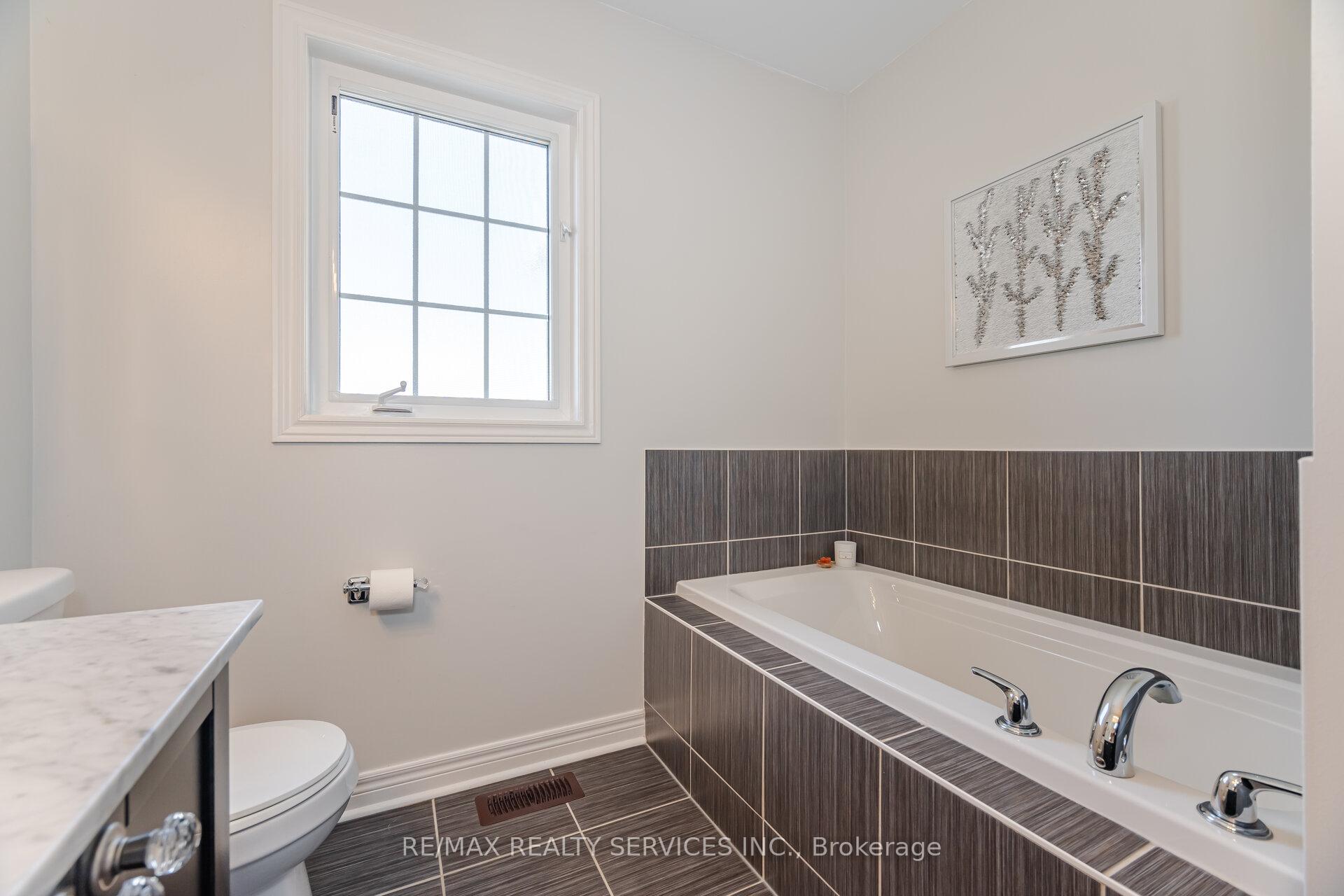 Photo 13 of 31 Fallis Crescent, Caledon, Caledon East — HOMEH