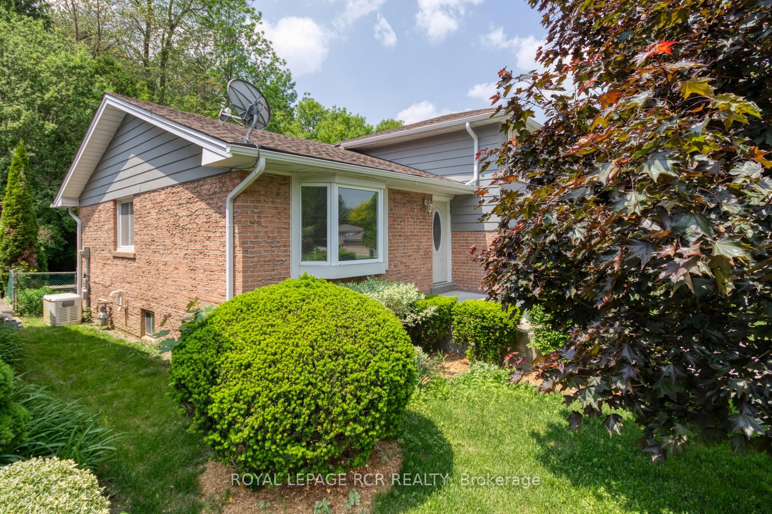 Photo 3 of 143 Connaught Crescent, Caledon, Bolton West — HOMEH