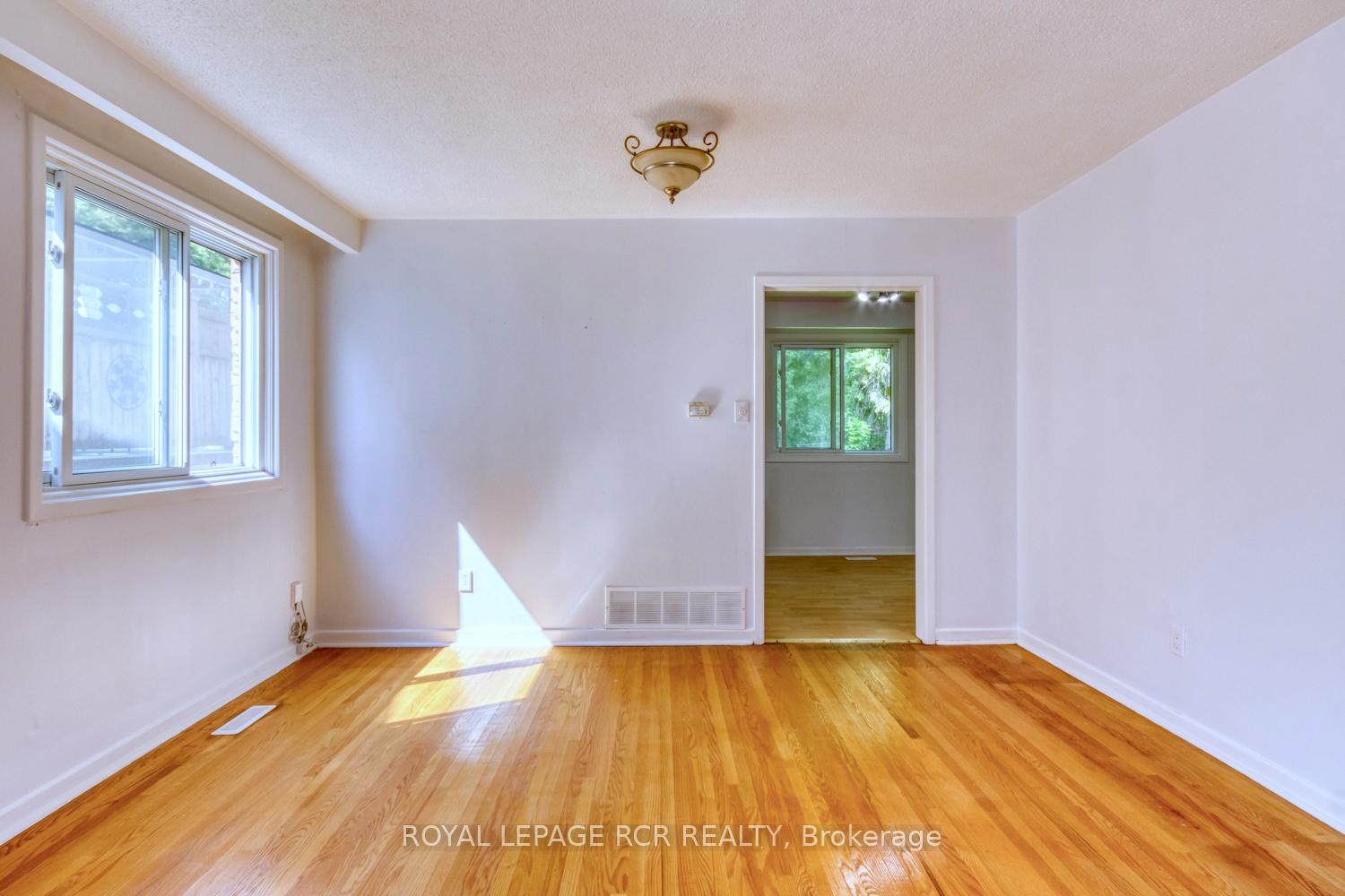 Photo 9 of 143 Connaught Crescent, Caledon, Bolton West — HOMEH