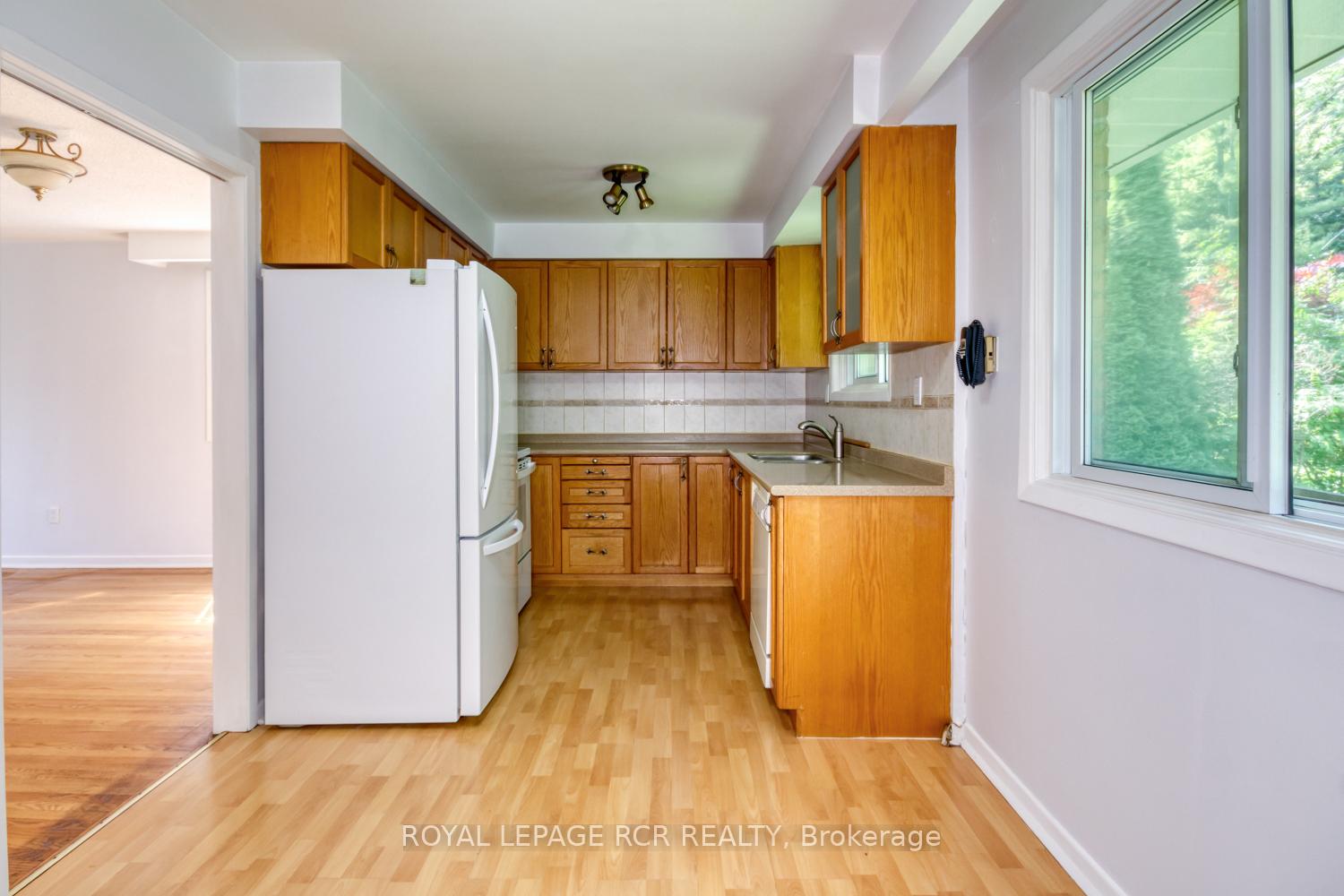 Photo 11 of 143 Connaught Crescent, Caledon, Bolton West — HOMEH