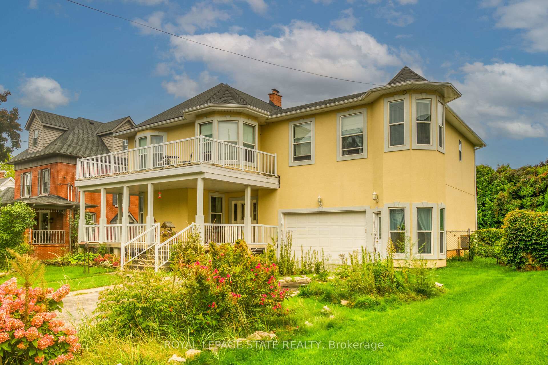 Front of 7 Robinson Street S