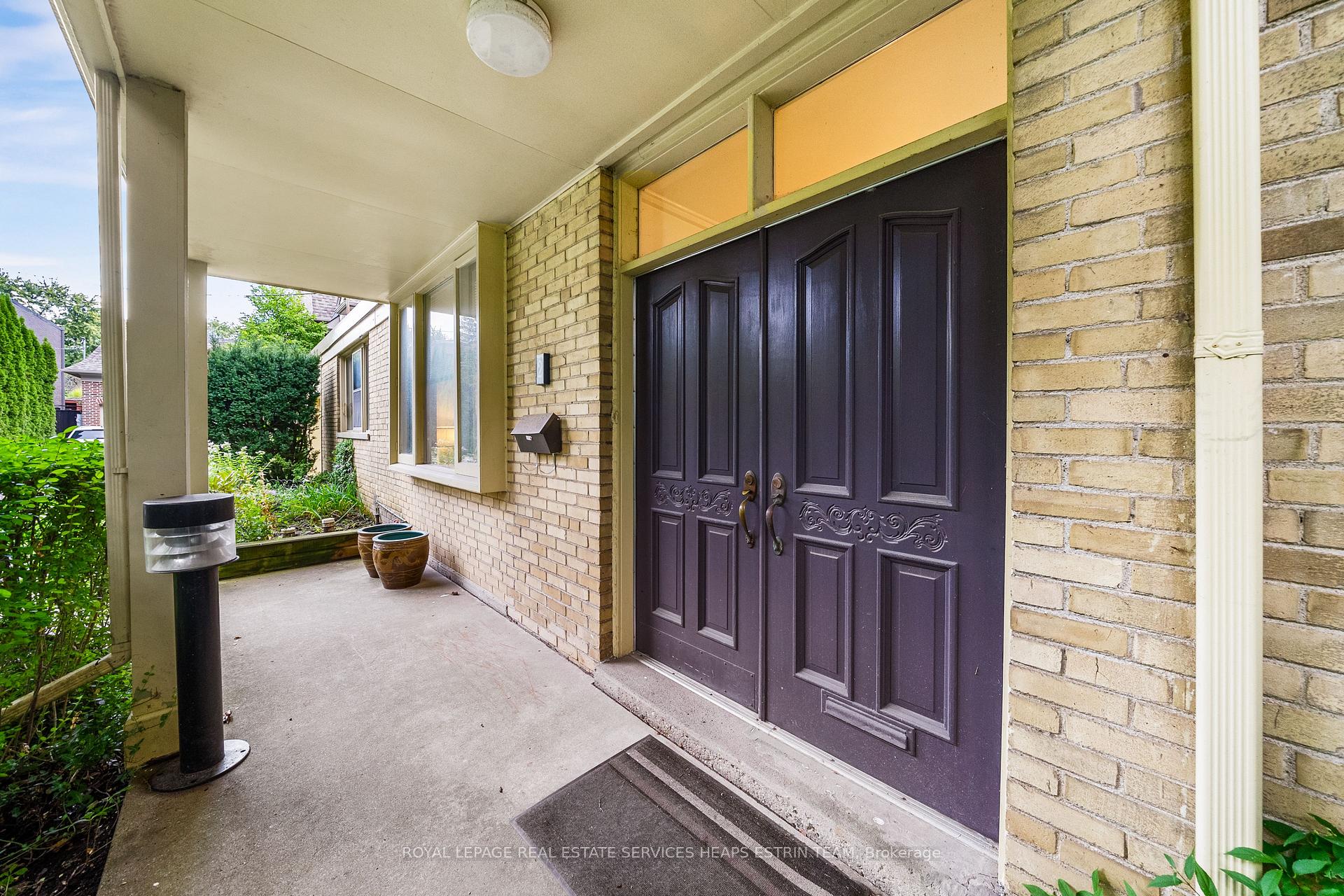 Photo 2 of 2 Garden Circle, Toronto, Leaside — HOMEH
