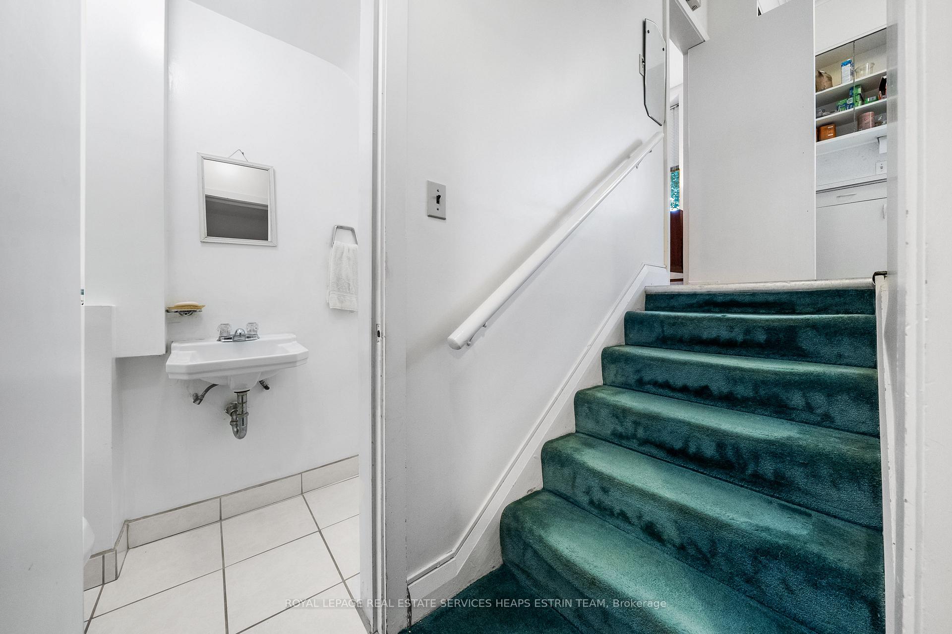 Photo 4 of 2 Garden Circle, Toronto, Leaside — HOMEH