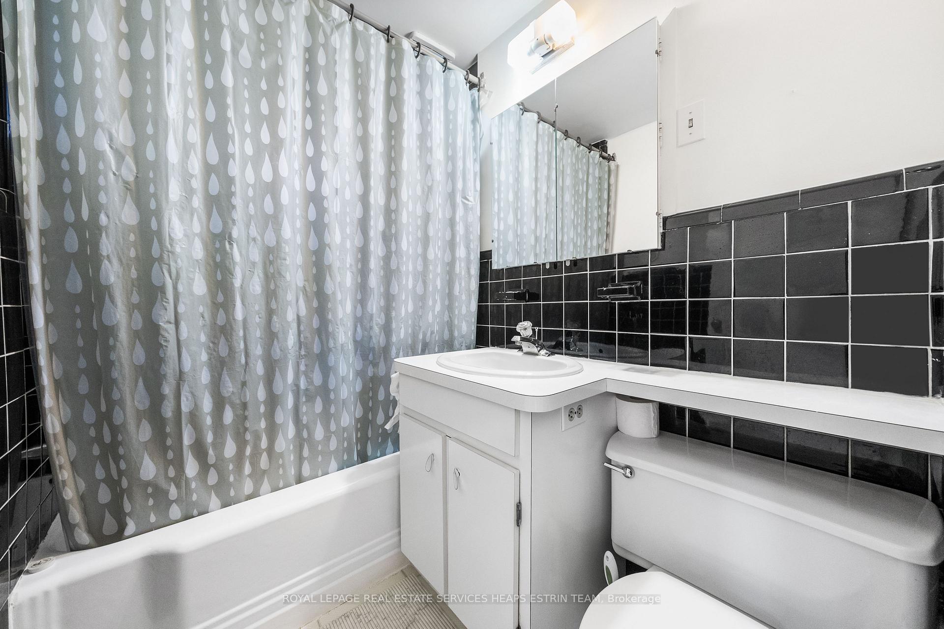 Photo 14 of 2 Garden Circle, Toronto, Leaside — HOMEH
