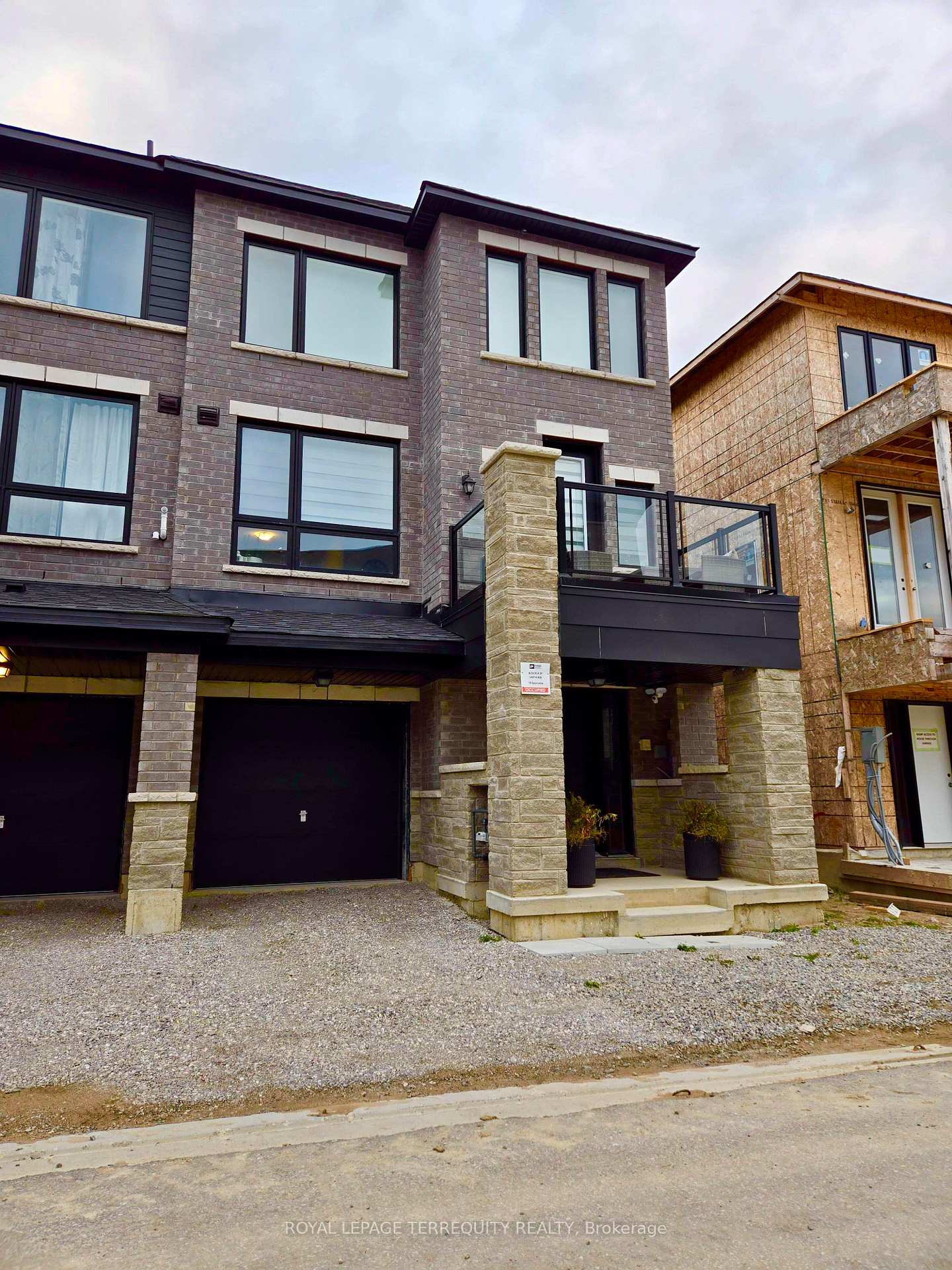 Photo 3 of 18 Spry Lane, Barrie, Innis-Shore — HOMEH