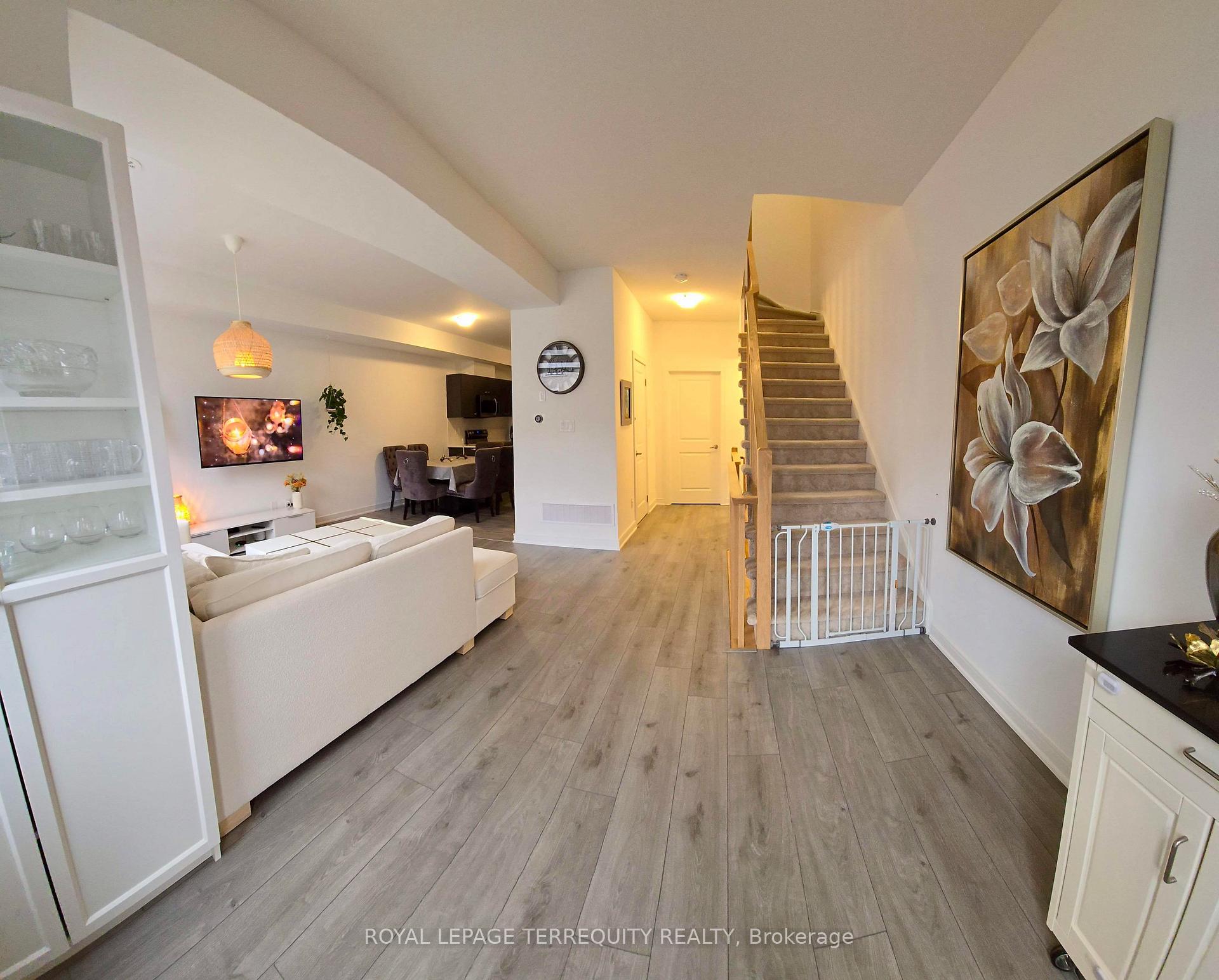 Photo 5 of 18 Spry Lane, Barrie, Innis-Shore — HOMEH
