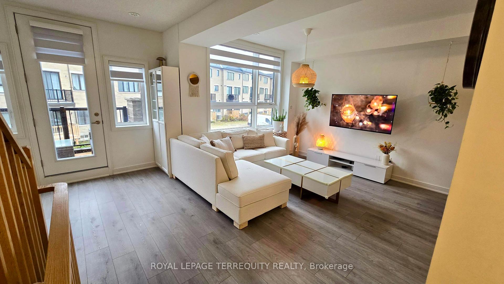 Photo 4 of 18 Spry Lane, Barrie, Innis-Shore — HOMEH