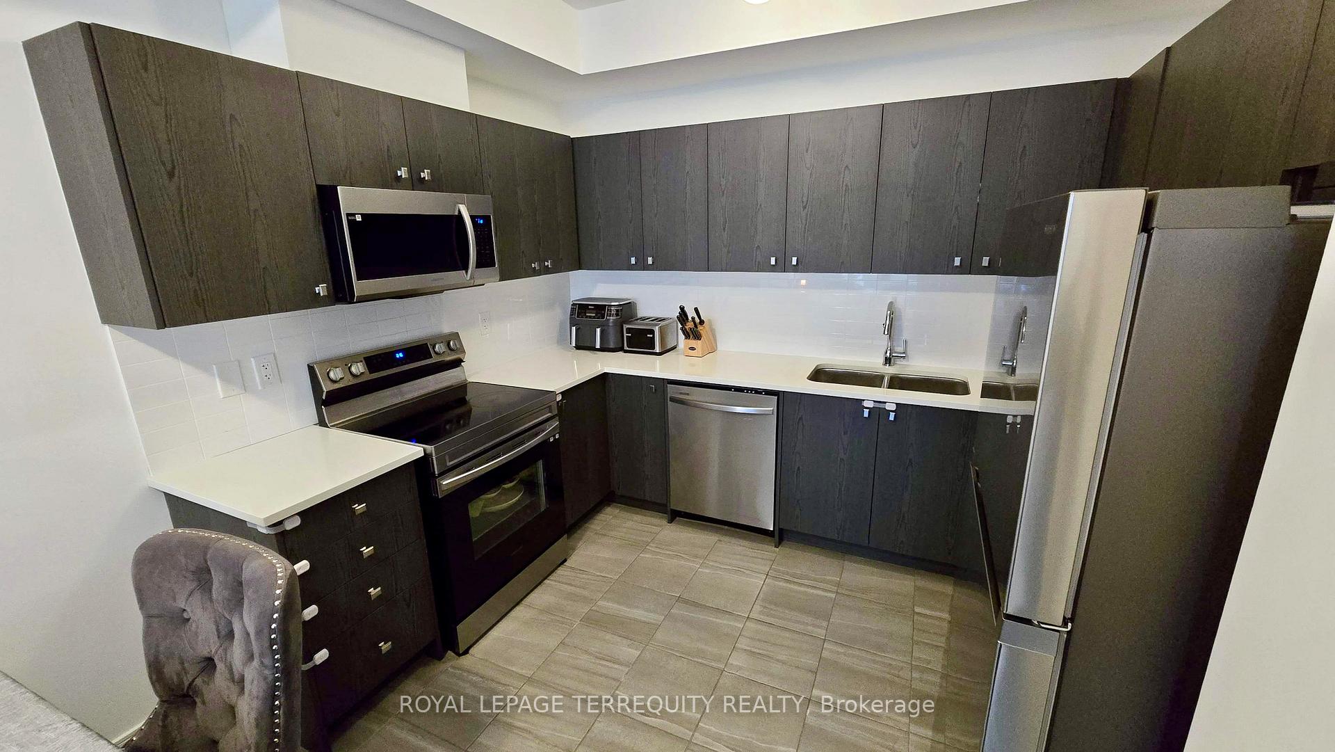 Photo 15 of 18 Spry Lane, Barrie, Innis-Shore — HOMEH