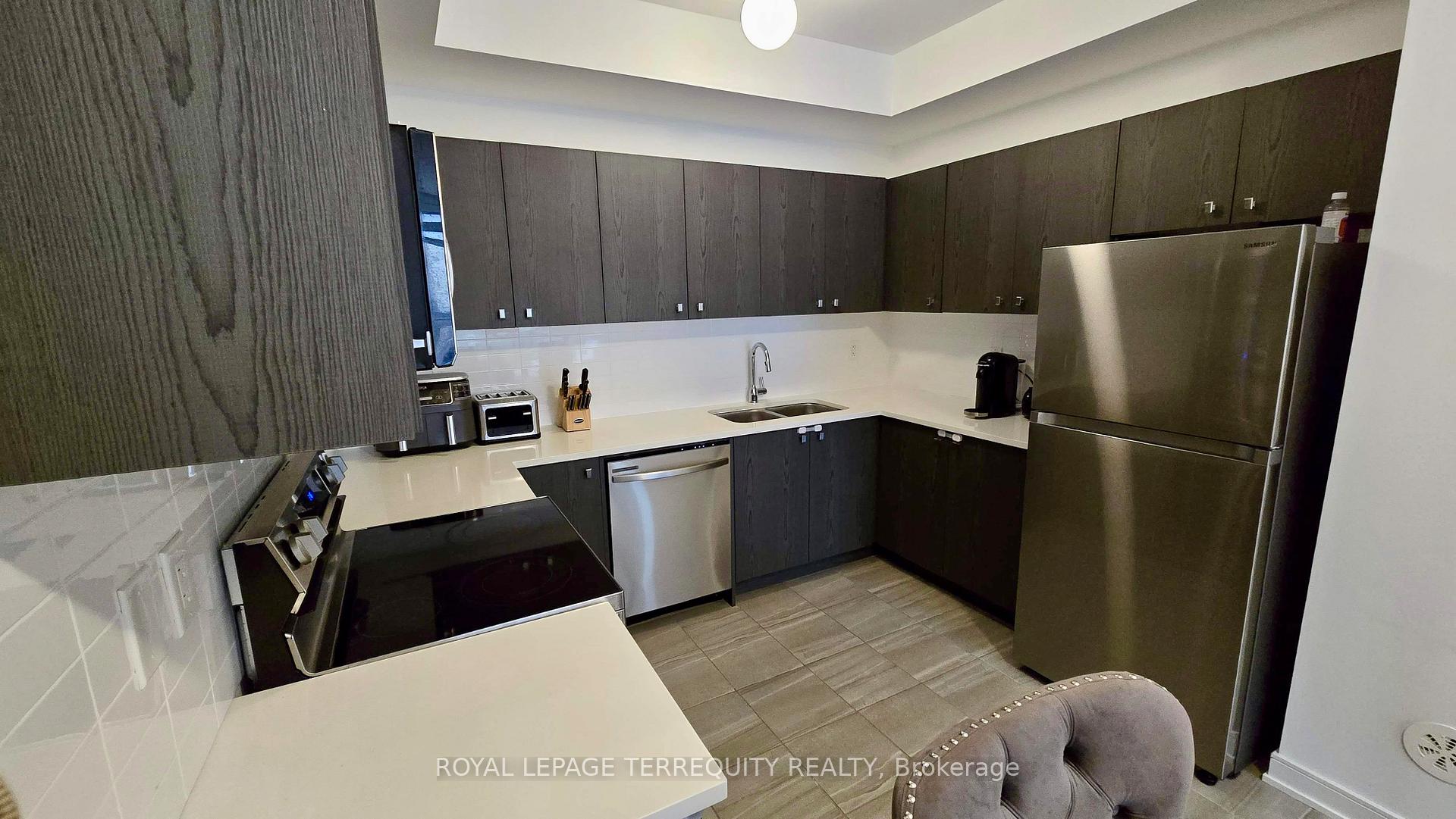 Photo 13 of 18 Spry Lane, Barrie, Innis-Shore — HOMEH