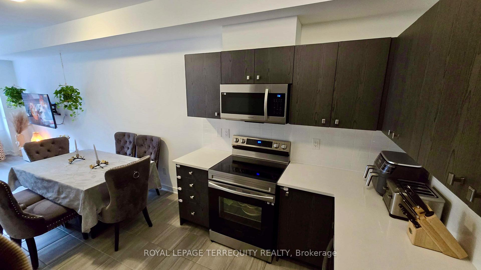 Photo 16 of 18 Spry Lane, Barrie, Innis-Shore — HOMEH