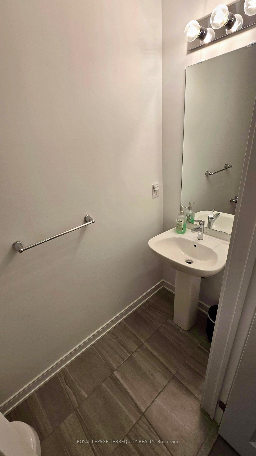 Photo 14 of 18 Spry Lane, Barrie, Innis-Shore — HOMEH