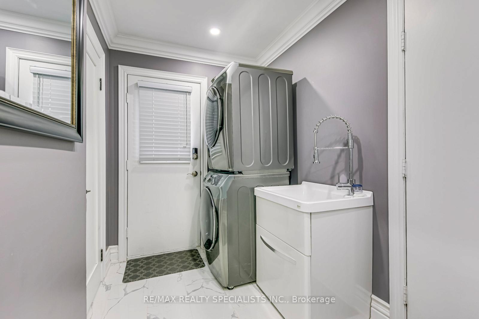 Photo 6 of 25 Inder Heights Drive, Brampton, Snelgrove — HOMEH