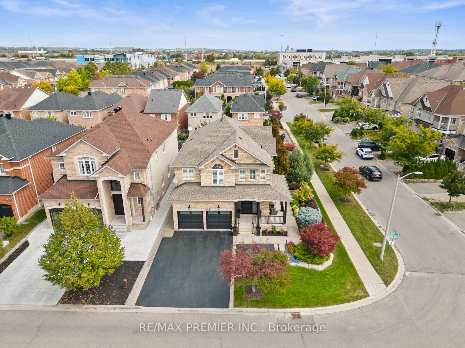 Photo 3 of 175 Trudeau Drive, Vaughan, Vellore Village — HOMEH