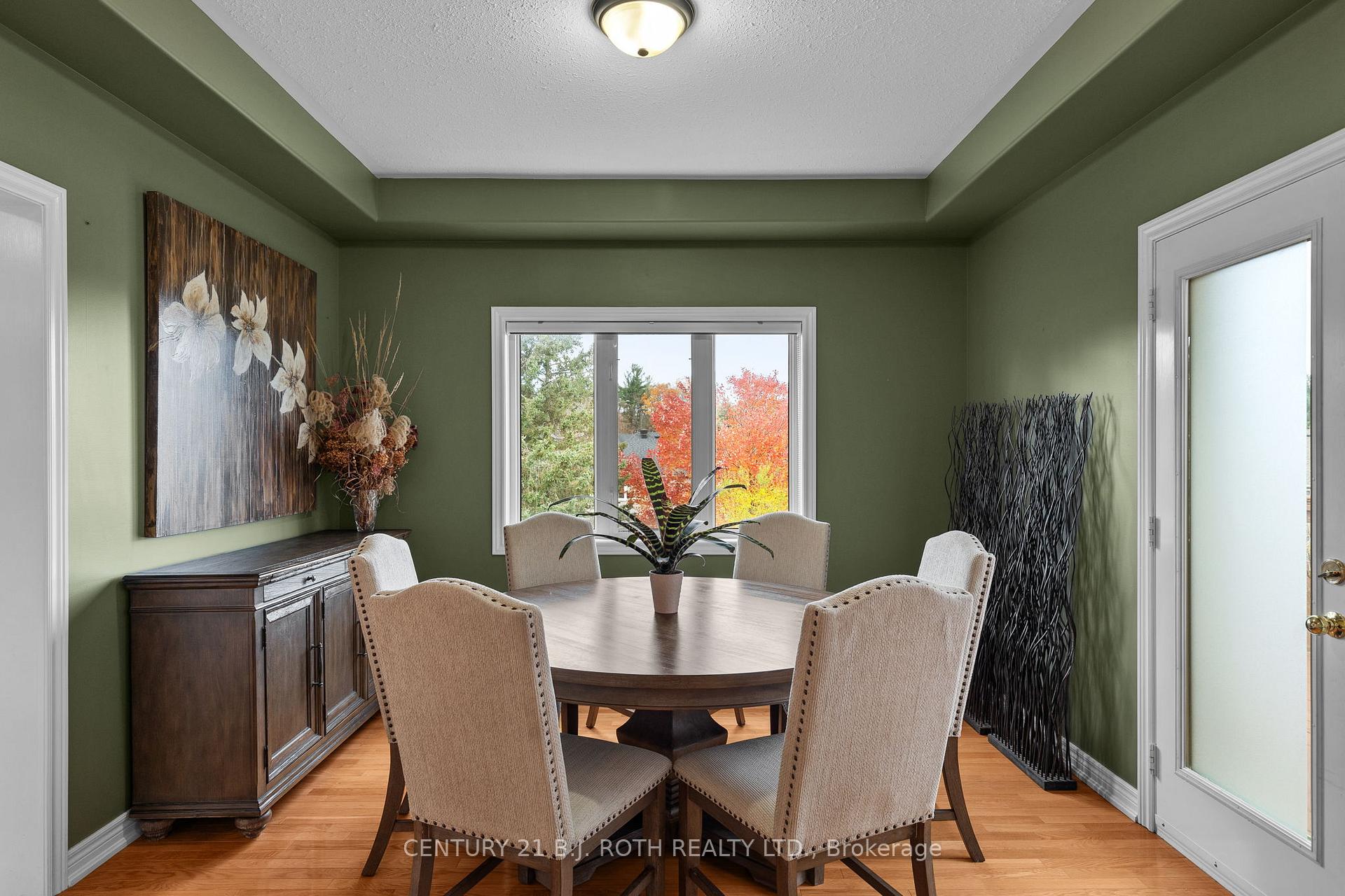 Photo 3 of 36 Stapleton Place, Barrie, Ardagh — HOMEH