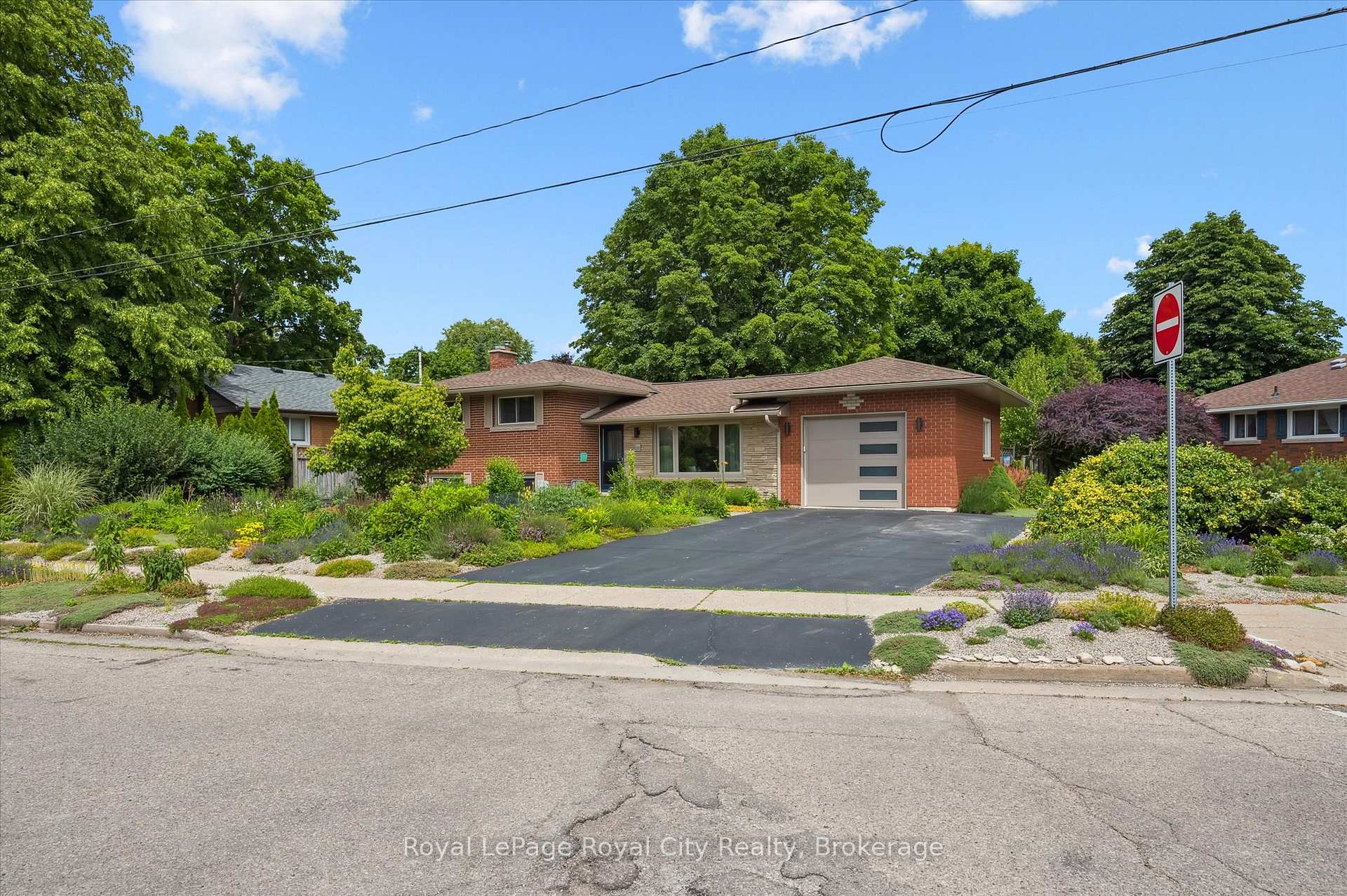 Photo 2 of 1 Balmoral Drive, Guelph, Riverside Park — HOMEH