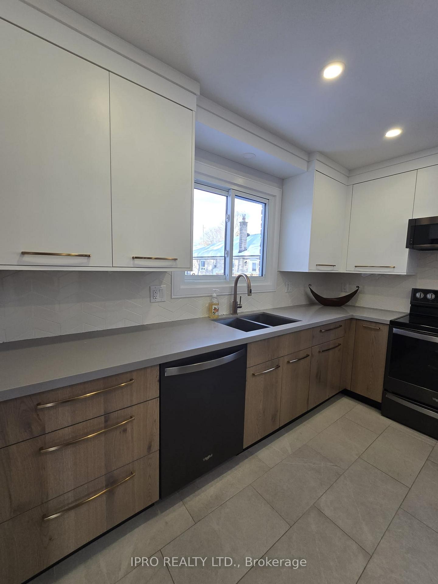 Photo 10 of 46 Gunn Street, Barrie, Wellington — HOMEH