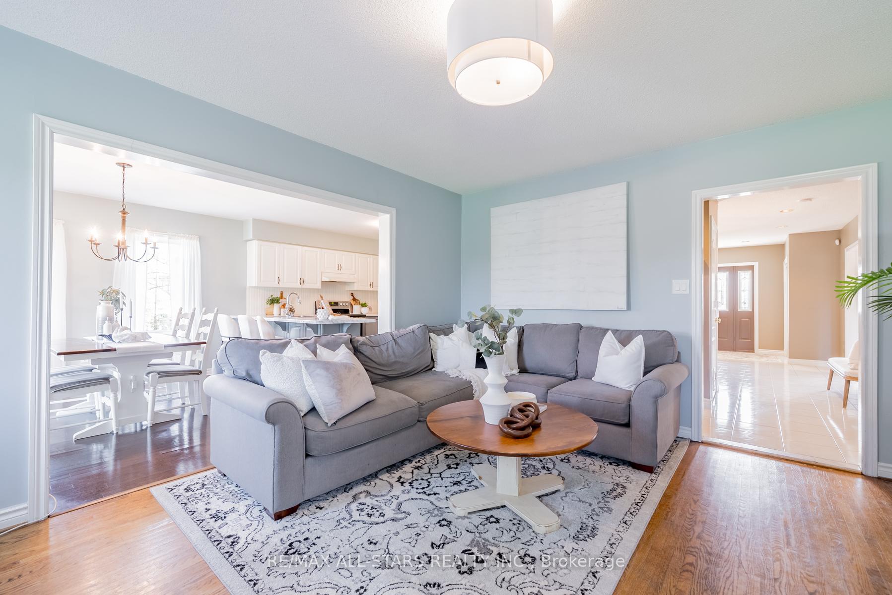 Photo 2 of 8 Campbell Drive, Uxbridge — HOMEH