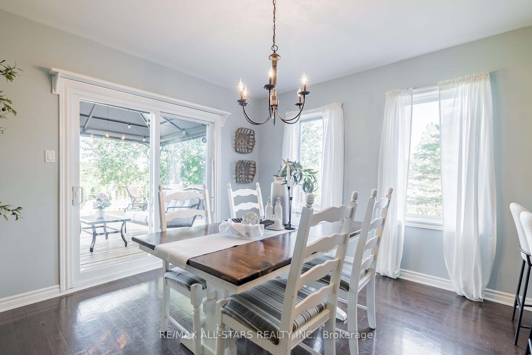 Photo 3 of 8 Campbell Drive, Uxbridge — HOMEH