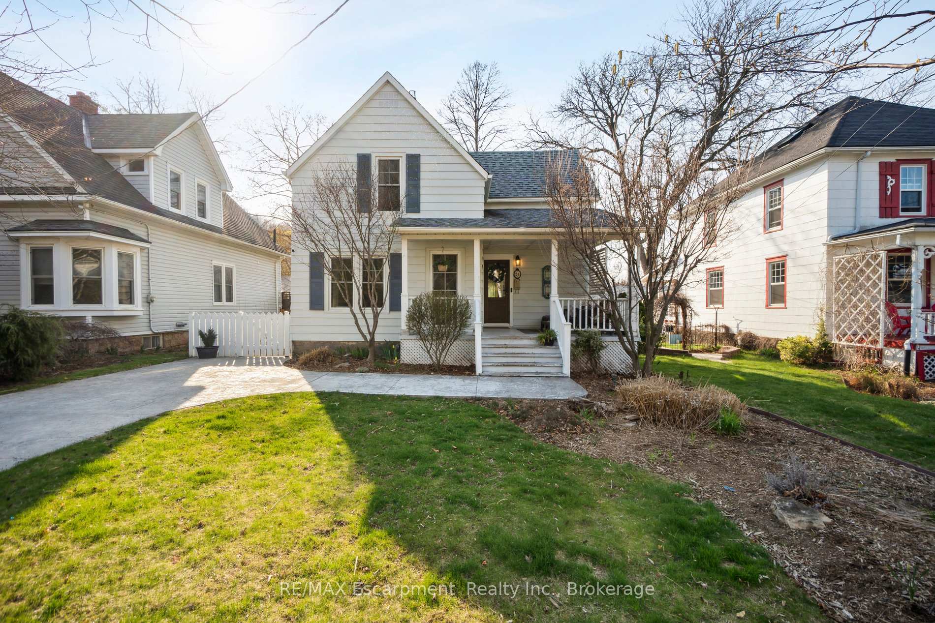 Front of 24 Robinson Street S