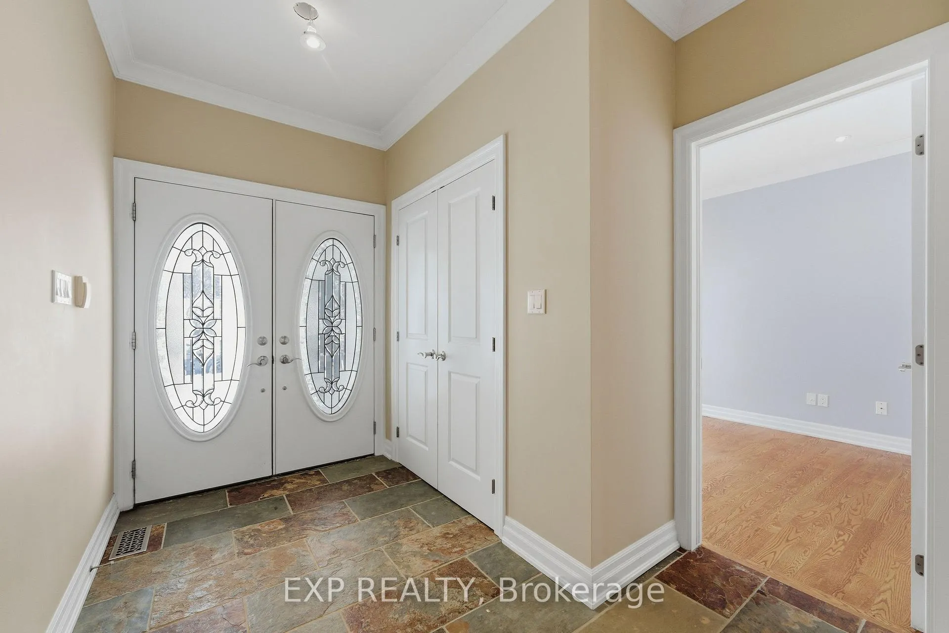 Photo 8 of 16 Chippewa Avenue, Ottawa, Meadowlands/St. Claire Gardens — HOMEH