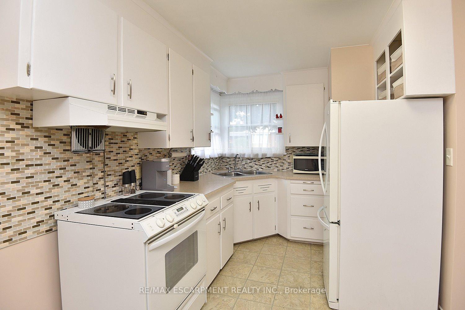 Photo 2 of 141 Reid Avenue S, Hamilton, Glenview — HOMEH
